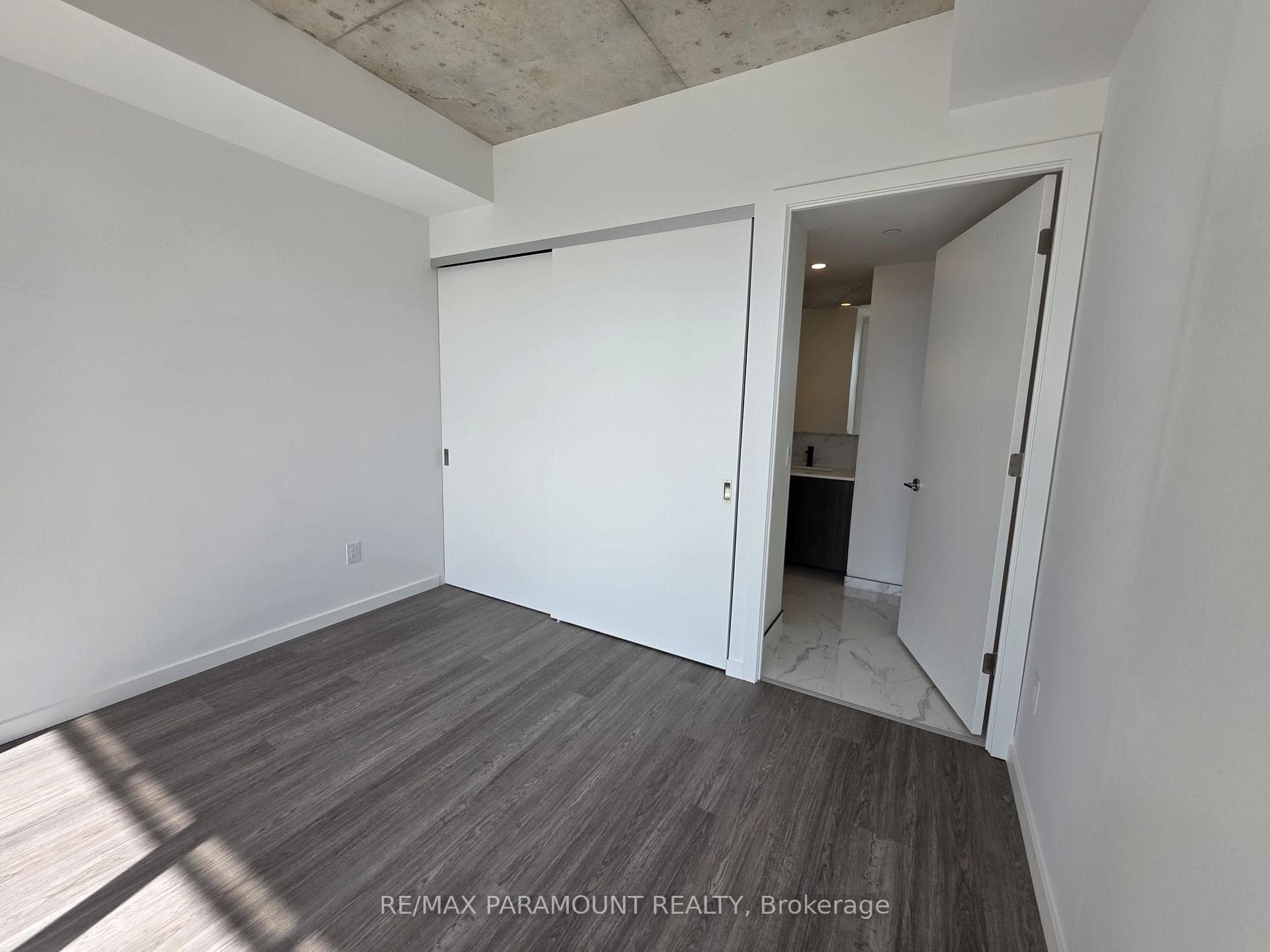 689 The Queensway Drive Unit 402 photo 15