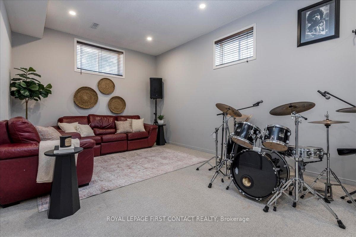 36 CHURCHLAND Drive photo 23