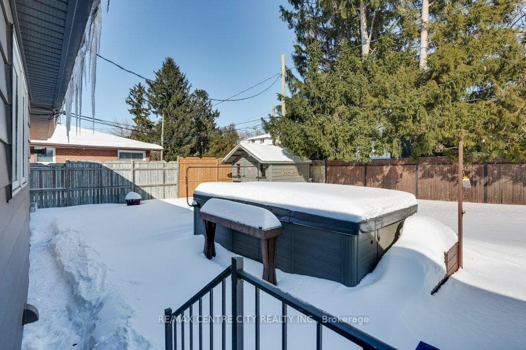 272 Burlington Crescent photo 41