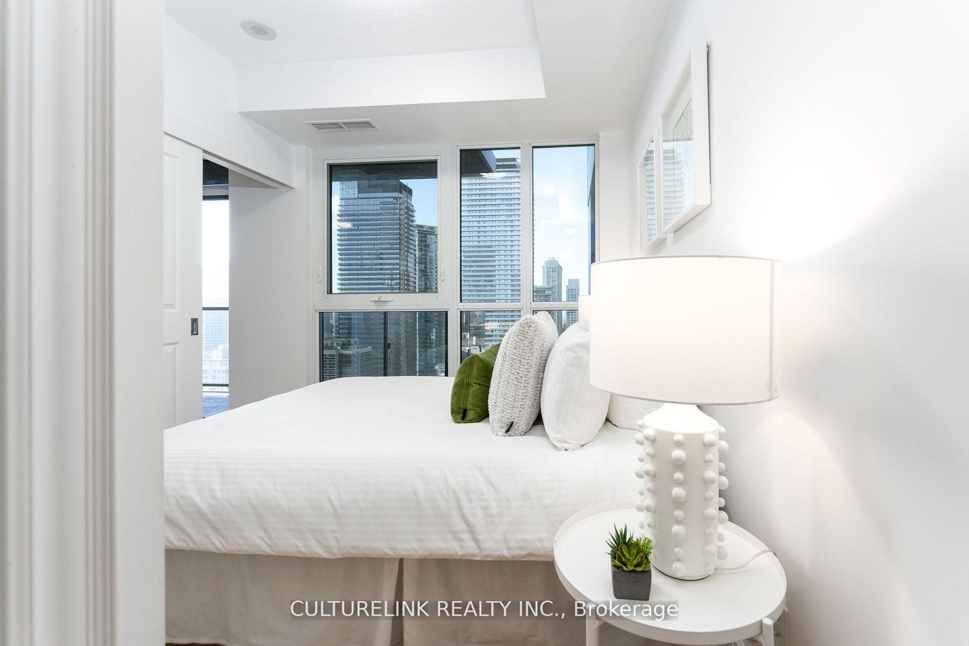 28 Ted Rogers Way Unit 3207 photo 10