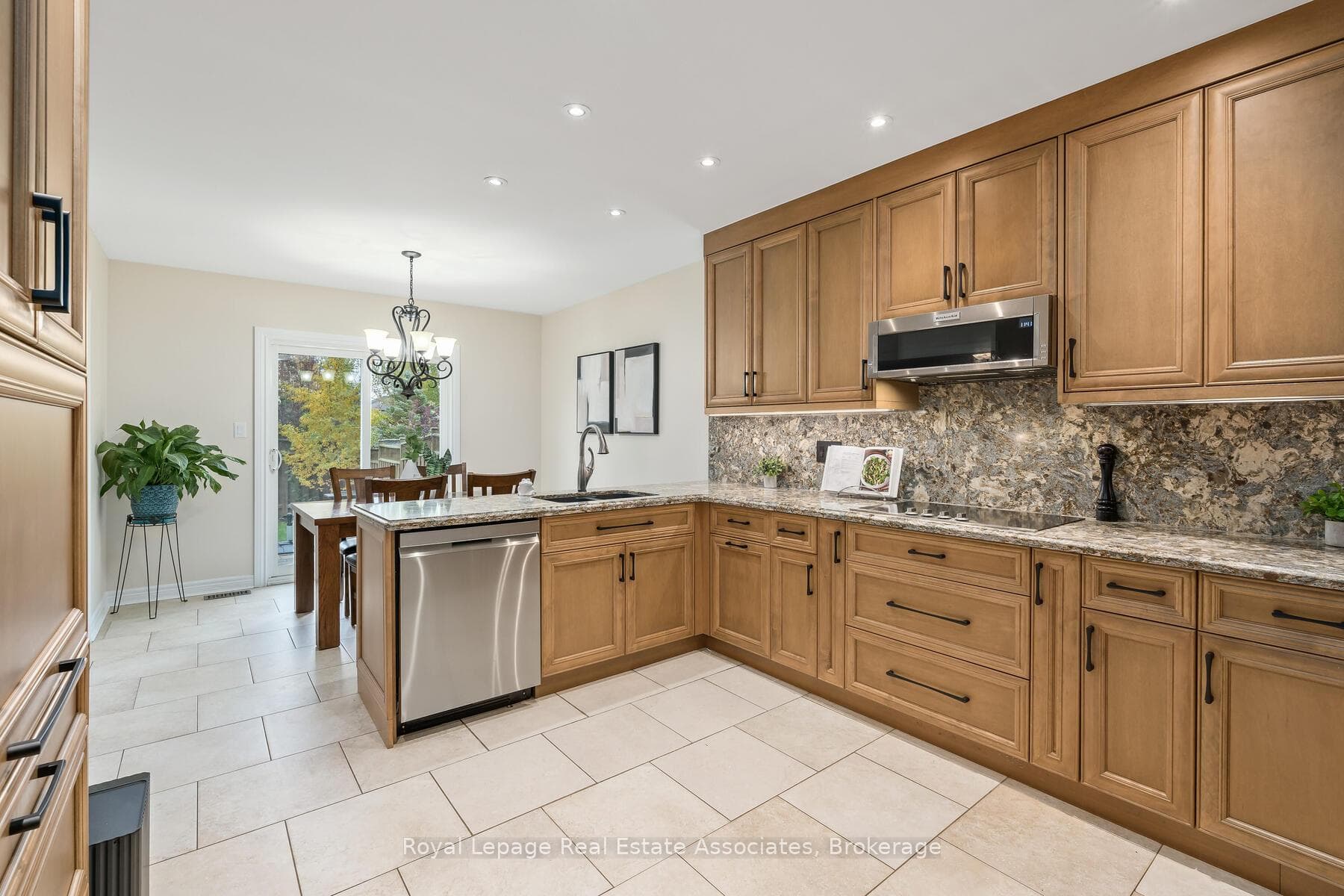 27 Royal Ridge Crescent photo 9