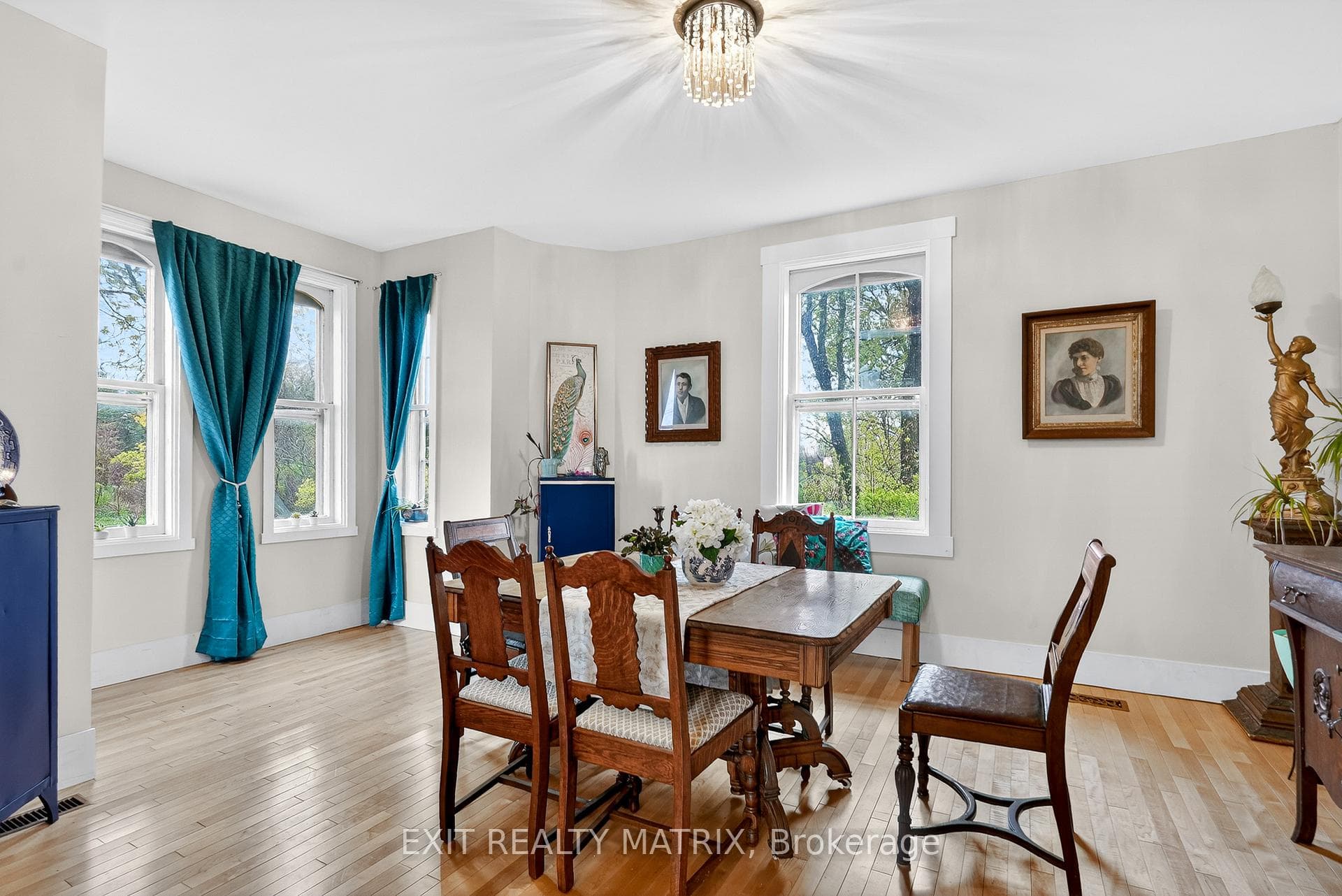 Expansive dining room, perfect for the holidays!