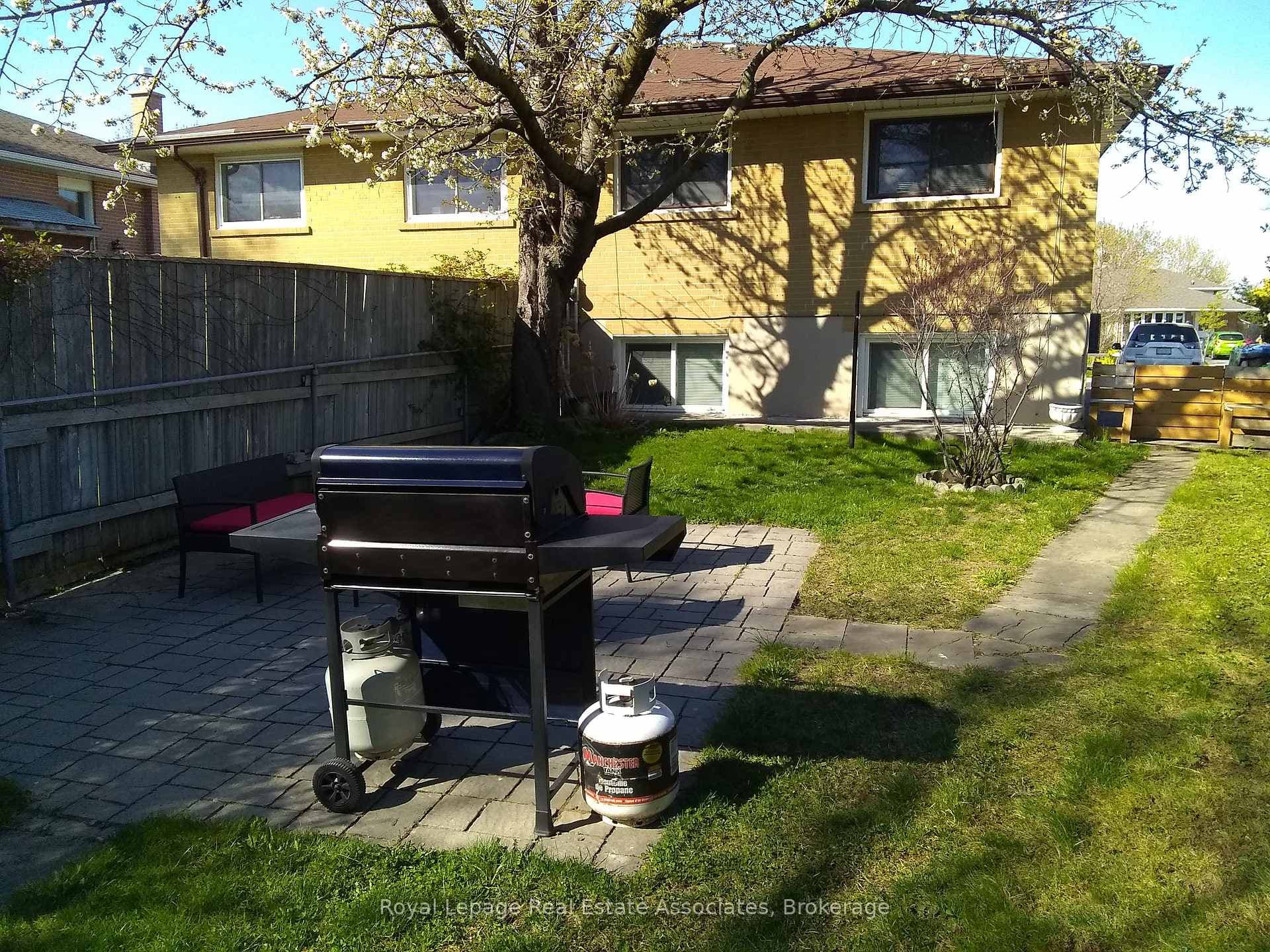 1492 Sandgate Crescent Unit Upper photo 9
