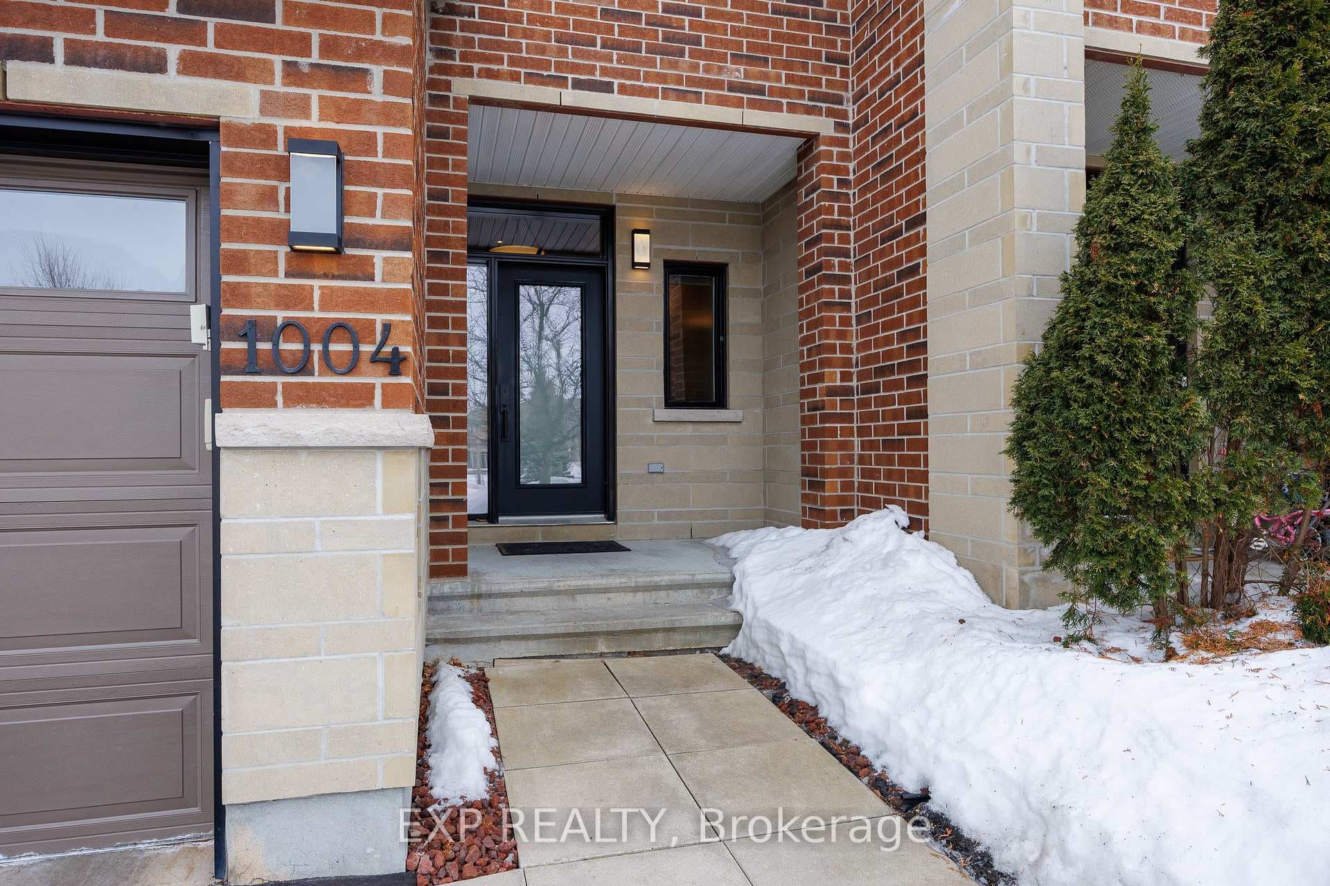 1004 Ottenbrite Crescent photo 2