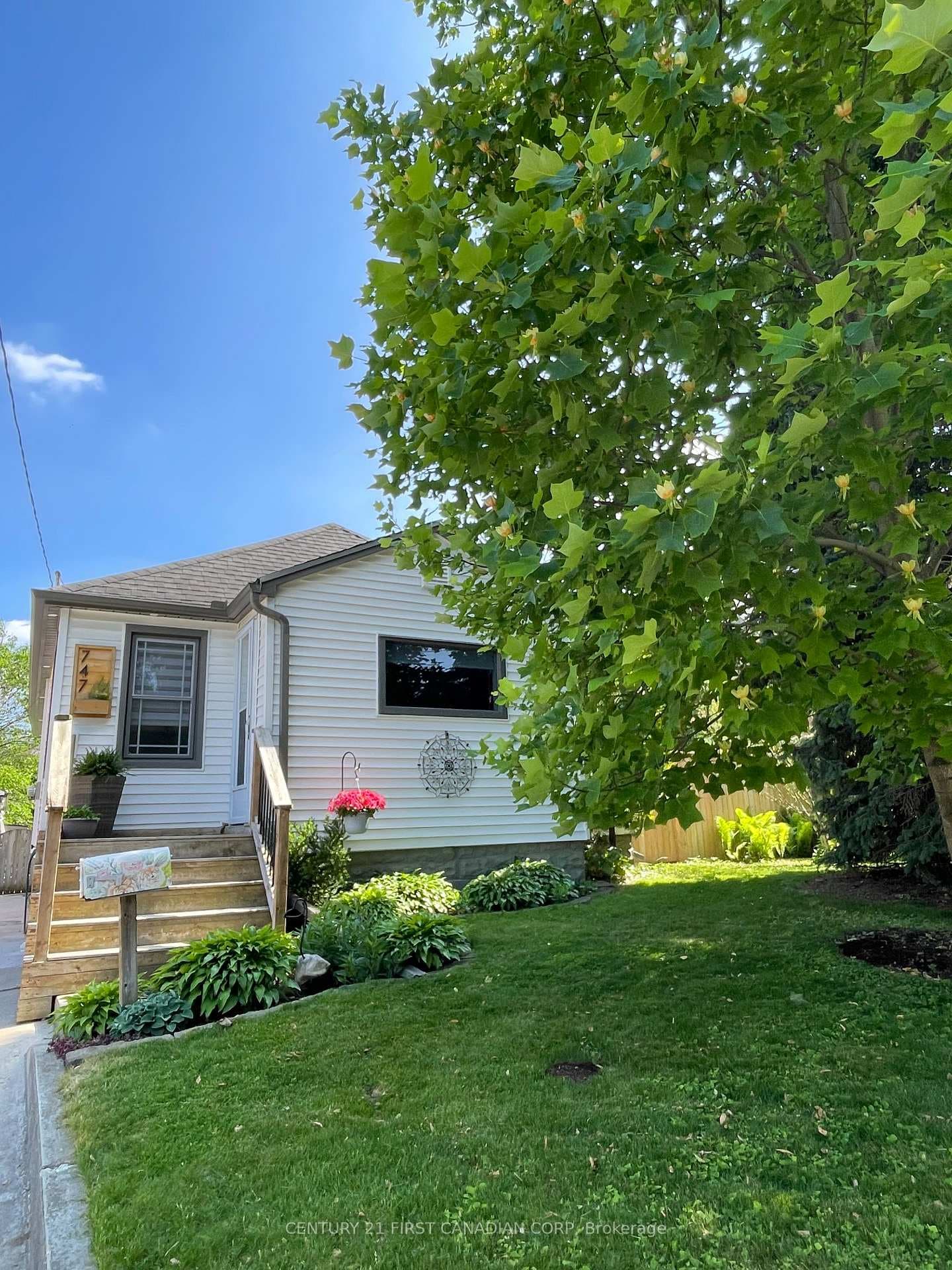 747 Whetter Avenue photo 1