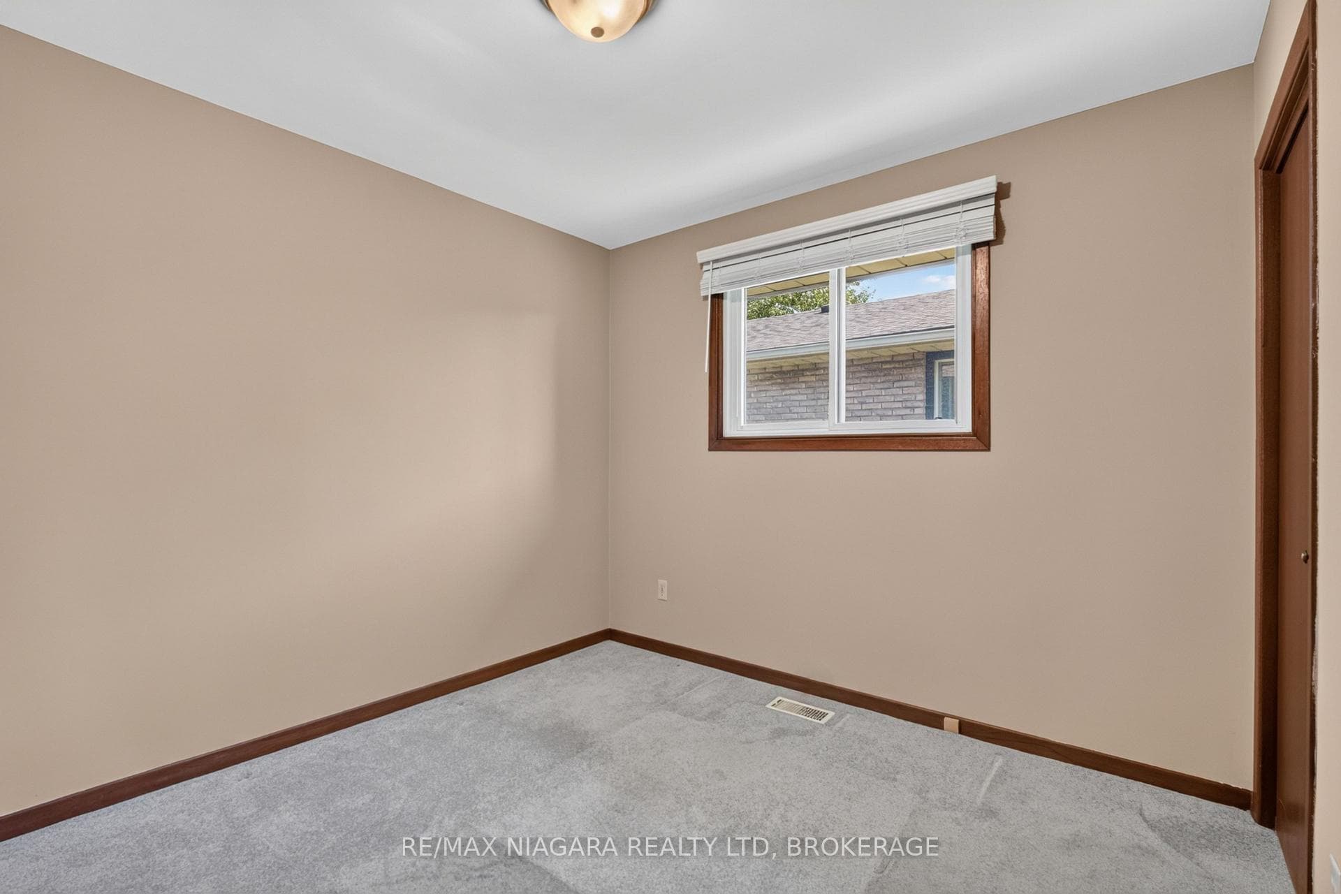 5777 Sunnylea Crescent photo 24