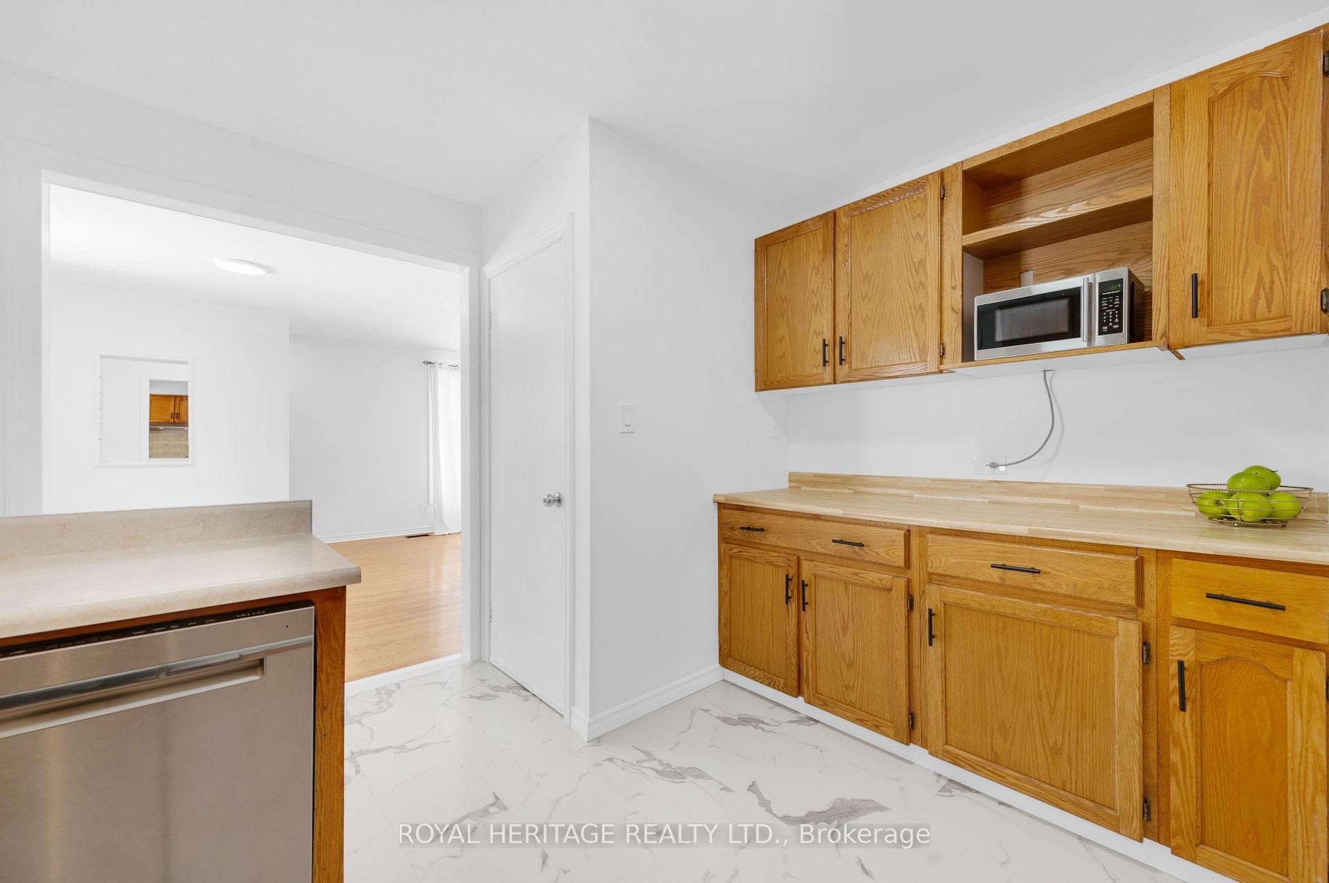 Lots of kitchen storage space