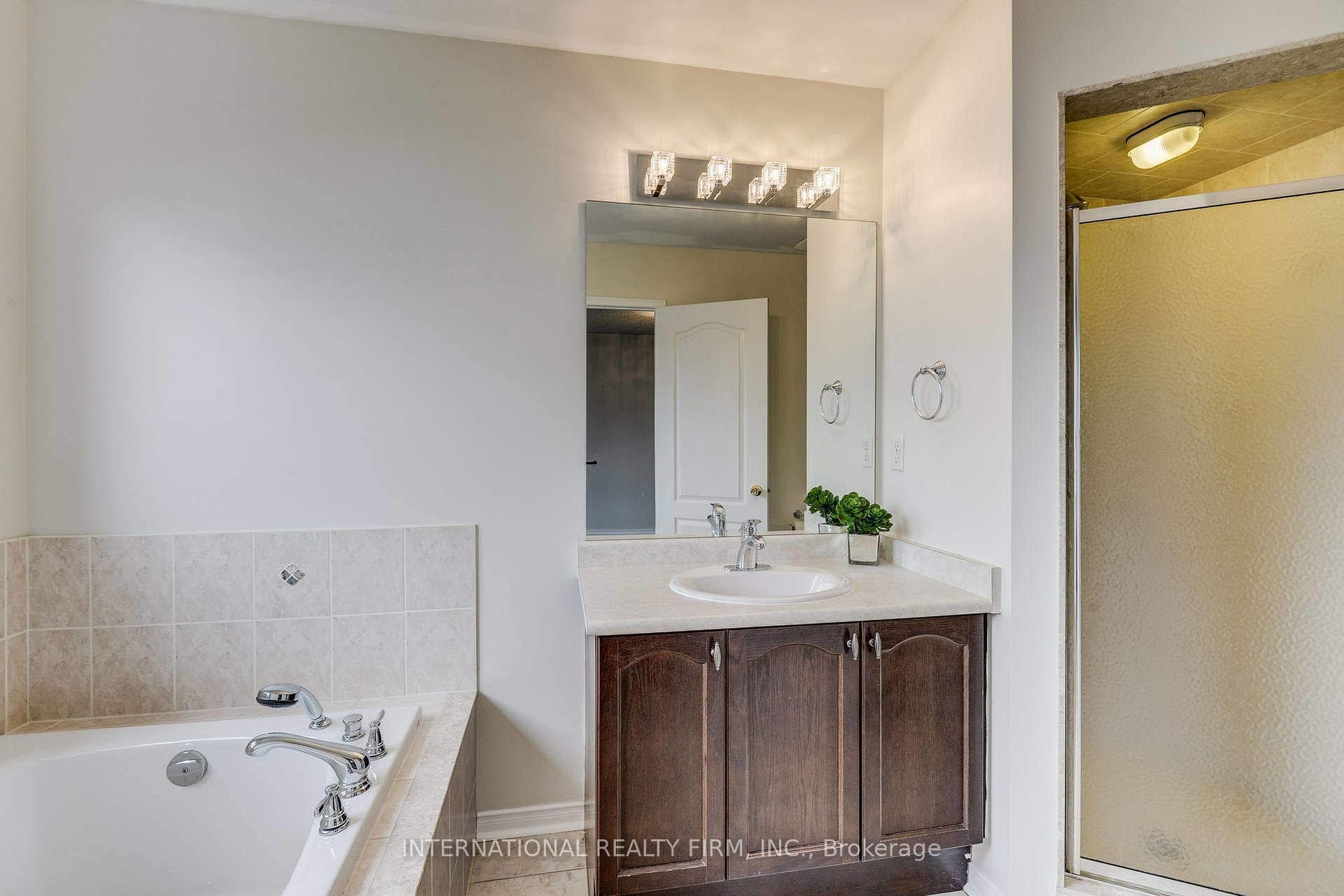 4881 Capri Crescent photo 23