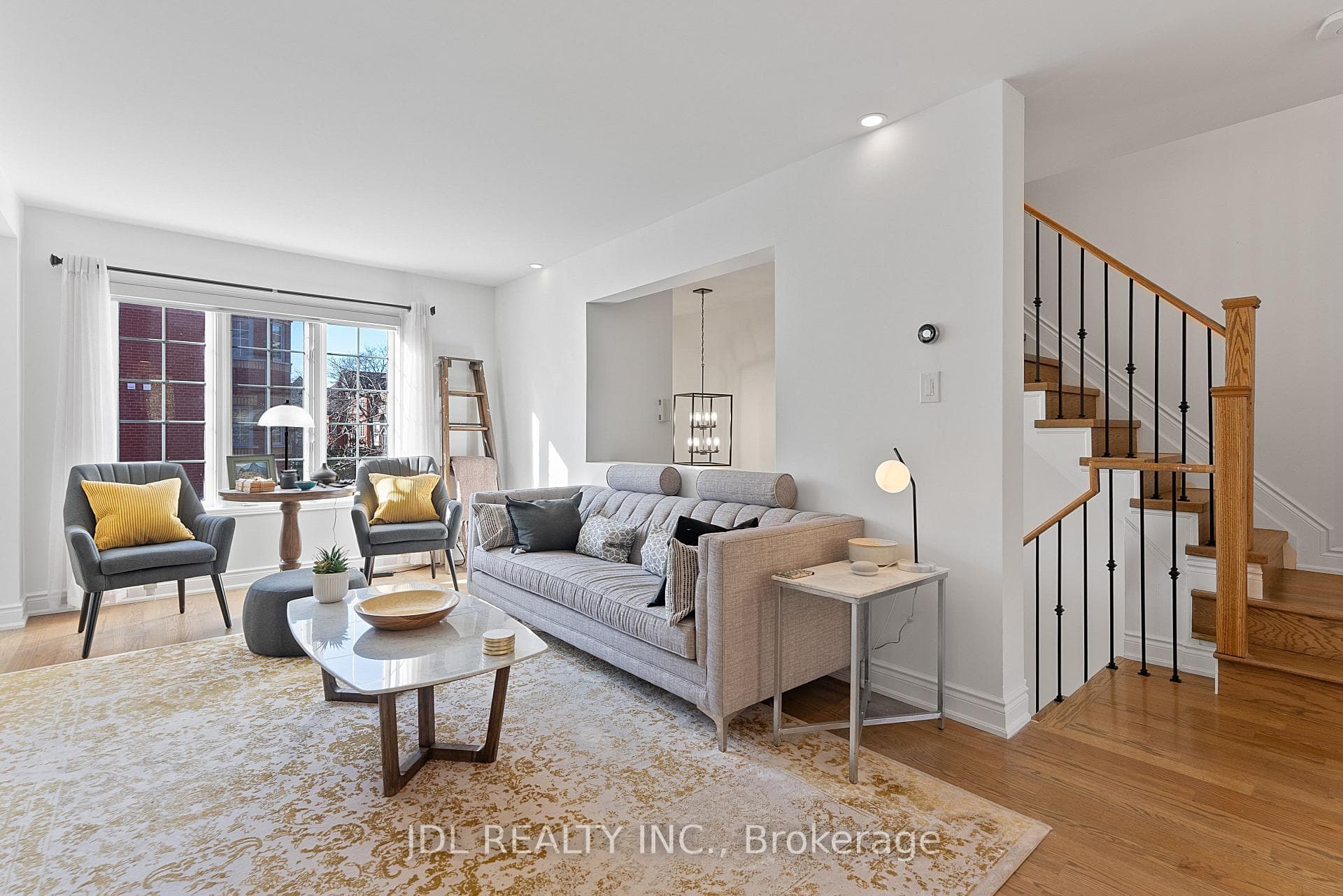 Airy & modern open-concept layout