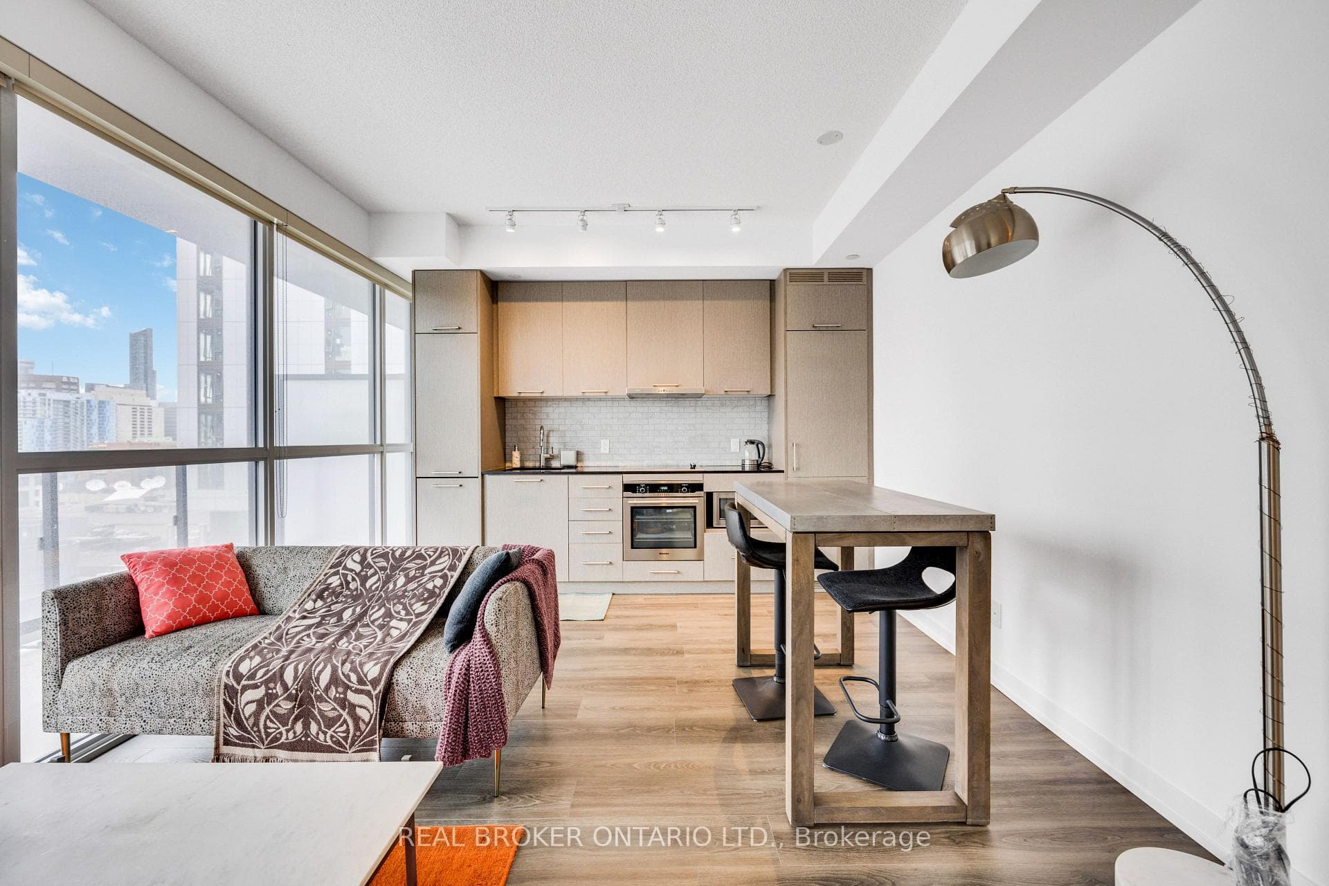 87 Peter Street Unit 1607 photo 2