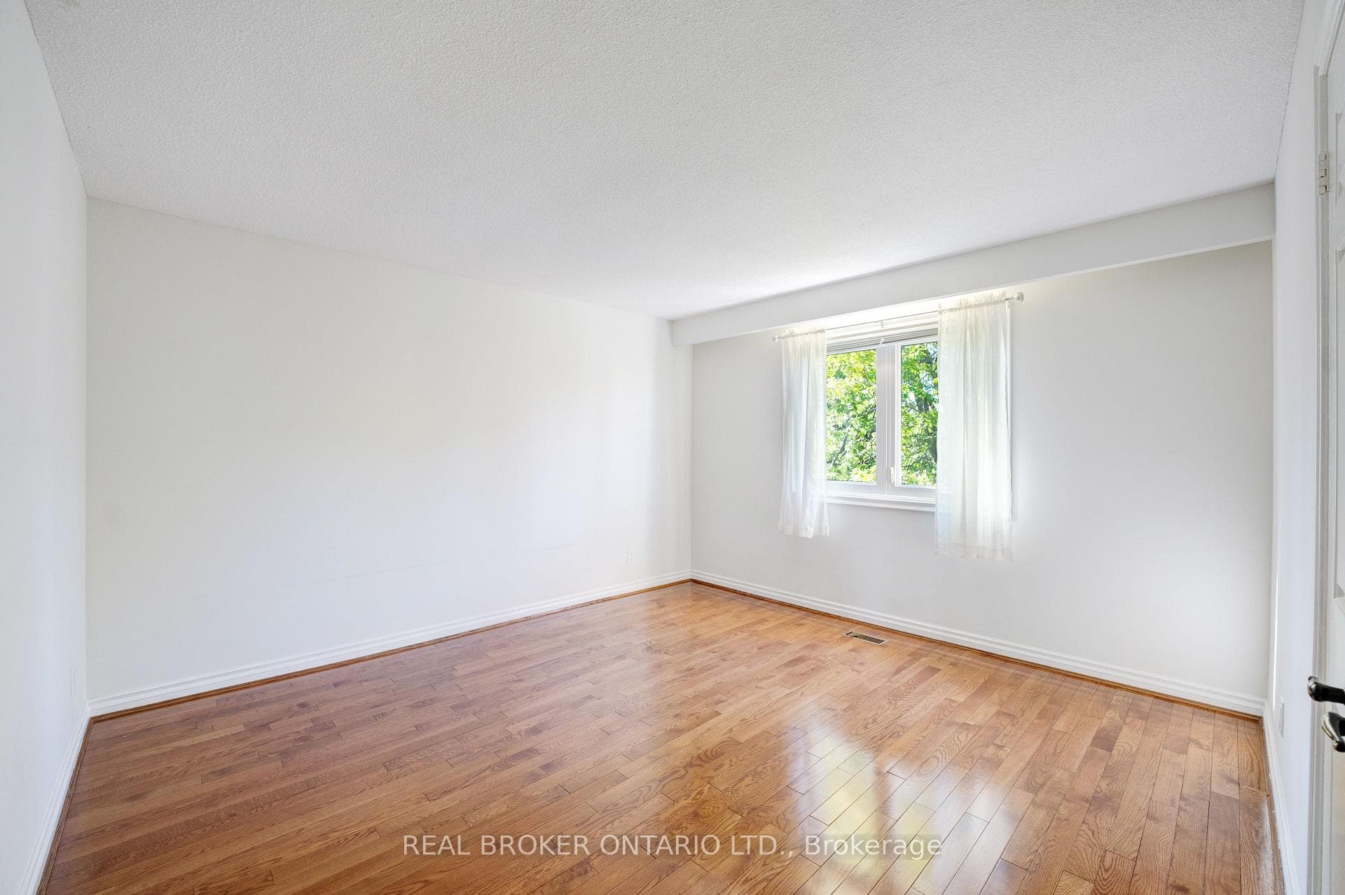 87A Hill Crescent photo 34