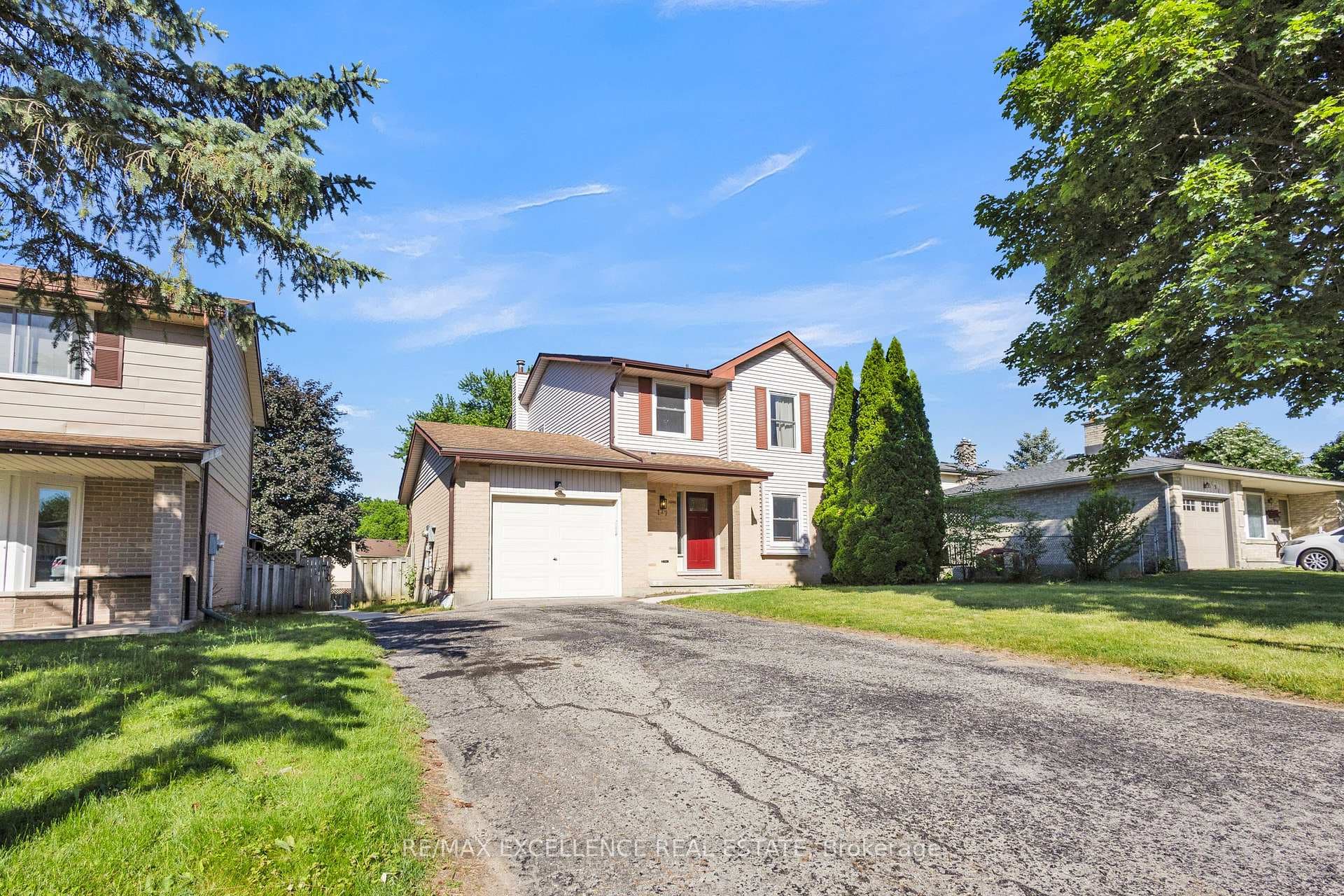 127 Acorn Crescent photo 2