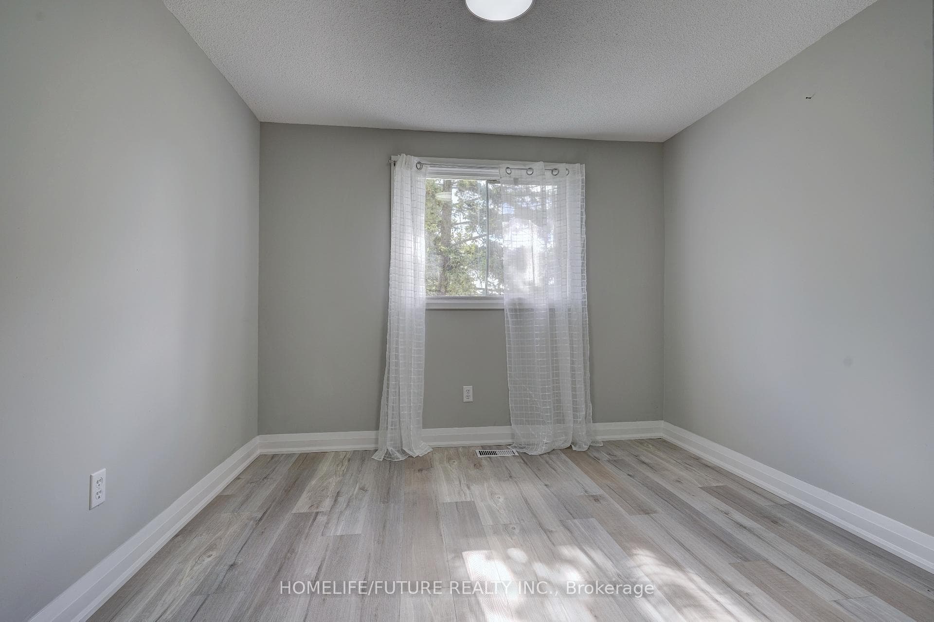 1299 Fenelon Crescent photo 20