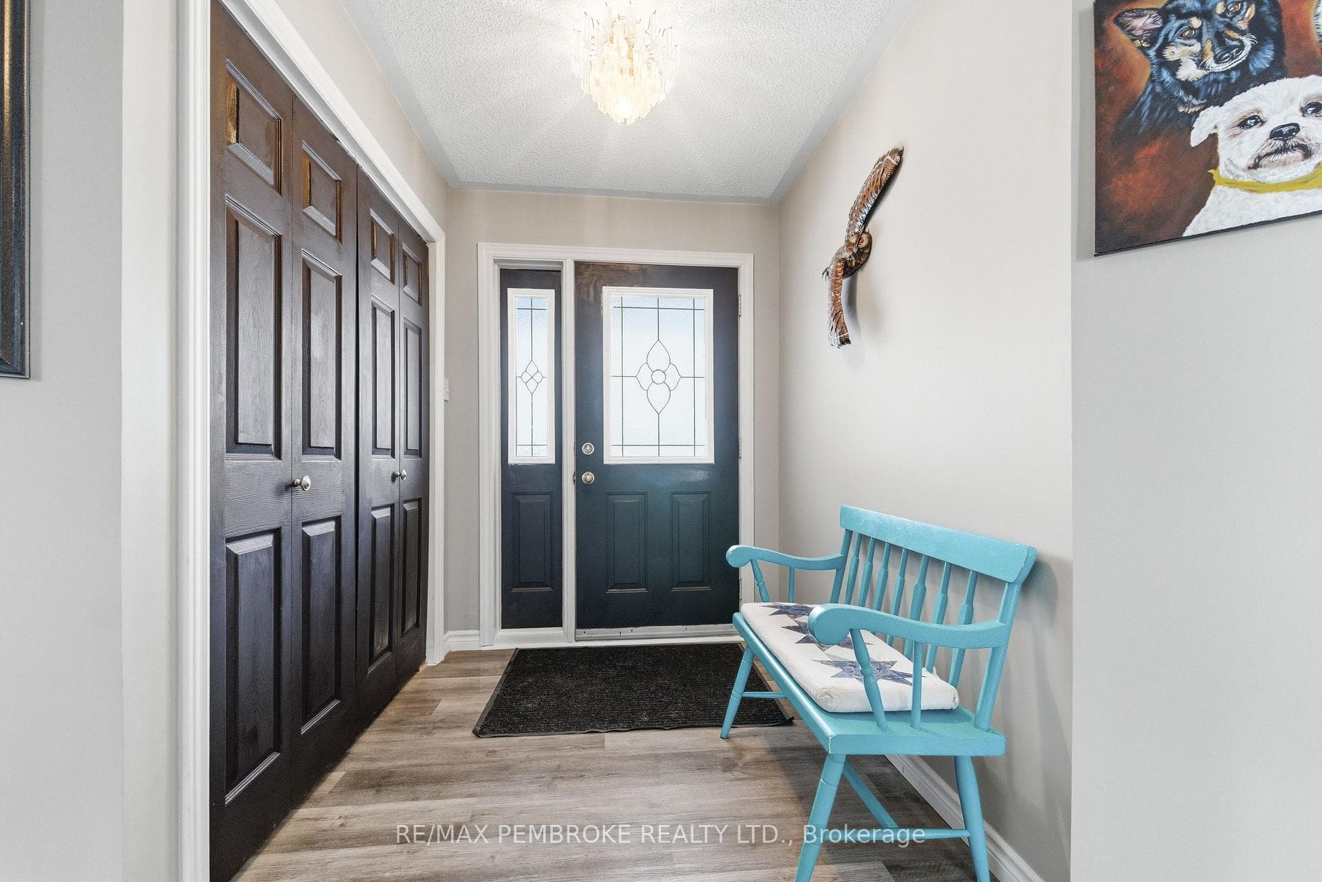 Spacious welcoming frontentrance
