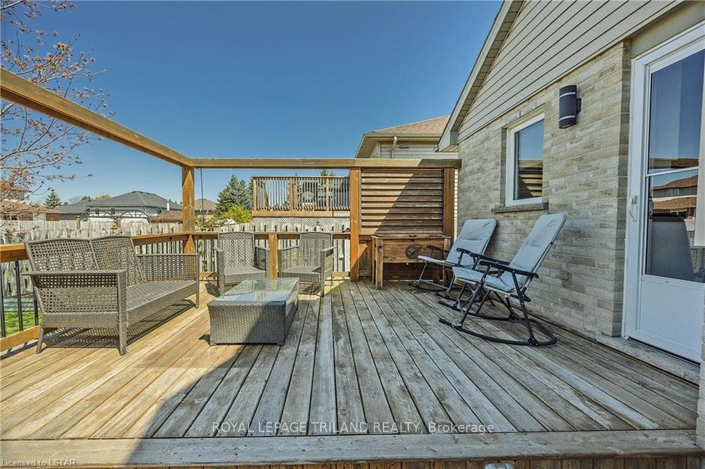 22 EDGEWELL Crescent photo 34
