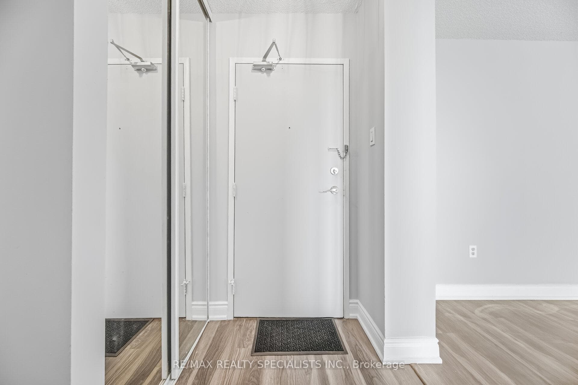 21 KNIGHTSBRIDGE Road Unit 1507 photo 5