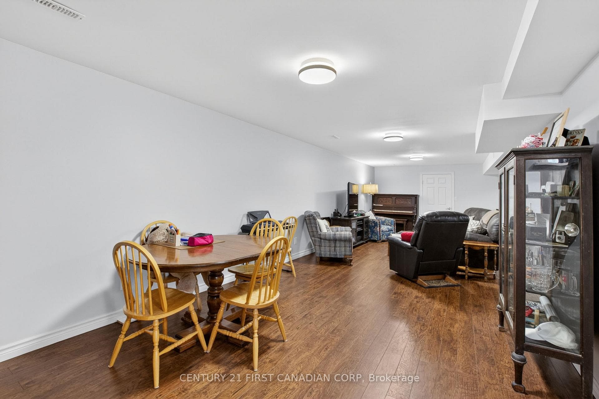 653 Peter Street photo 31
