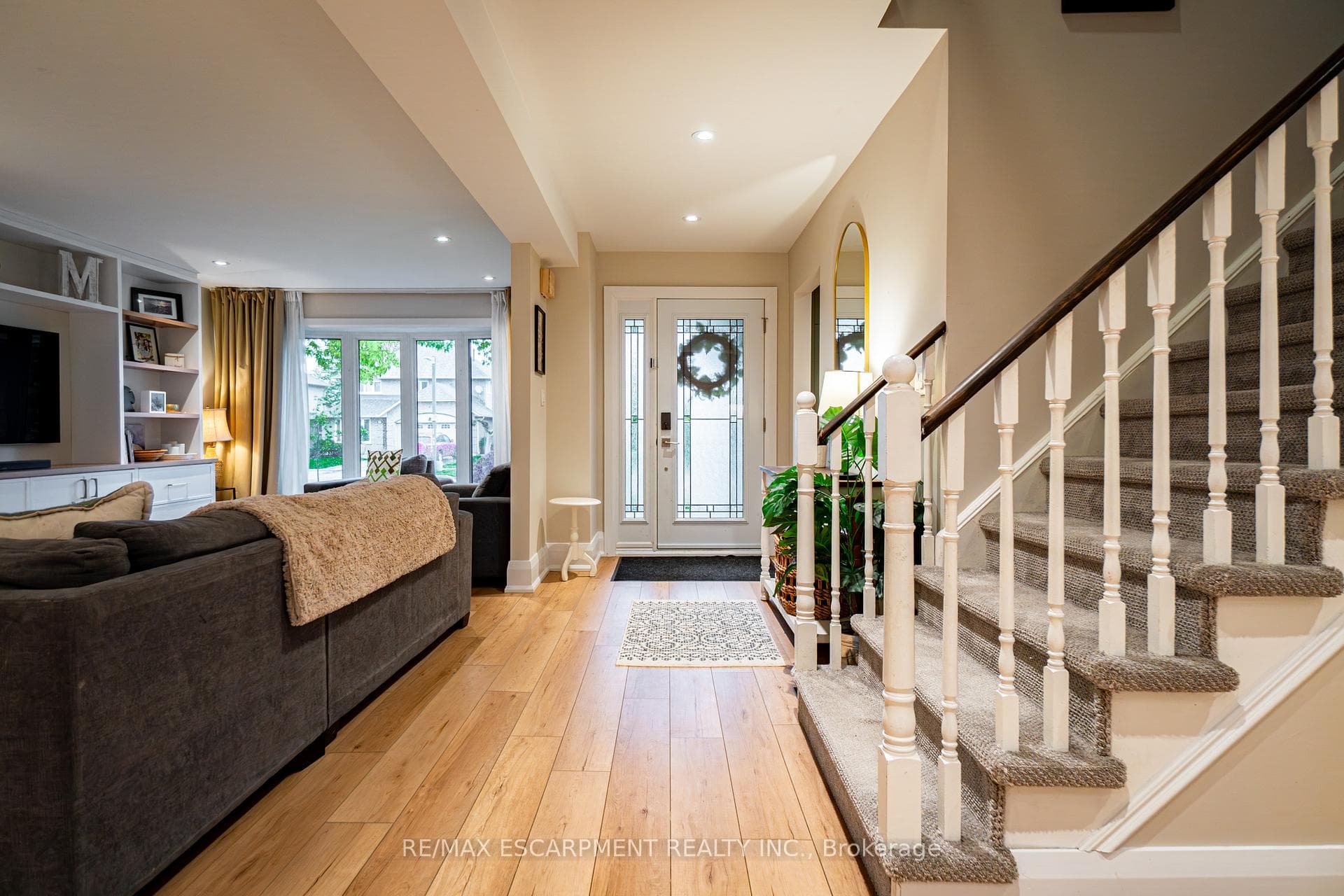 2393 Arnold Crescent photo 7