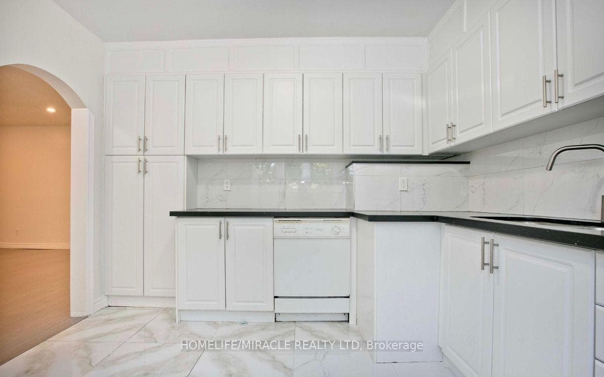 49 Thorncroft Crescent Unit Main photo 9