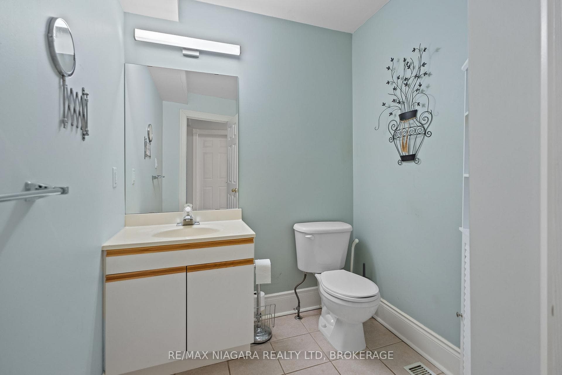 6191 Shane Crescent photo 10