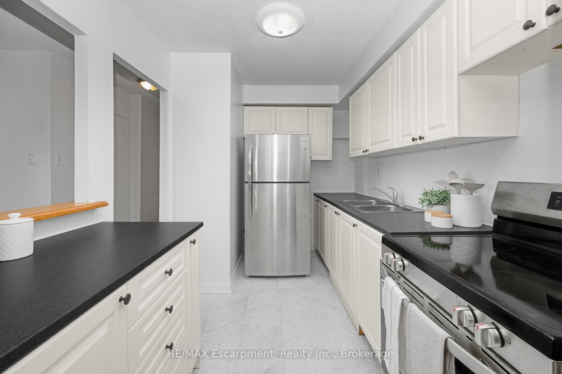 975 WARWICK Court Unit 1501 photo 10
