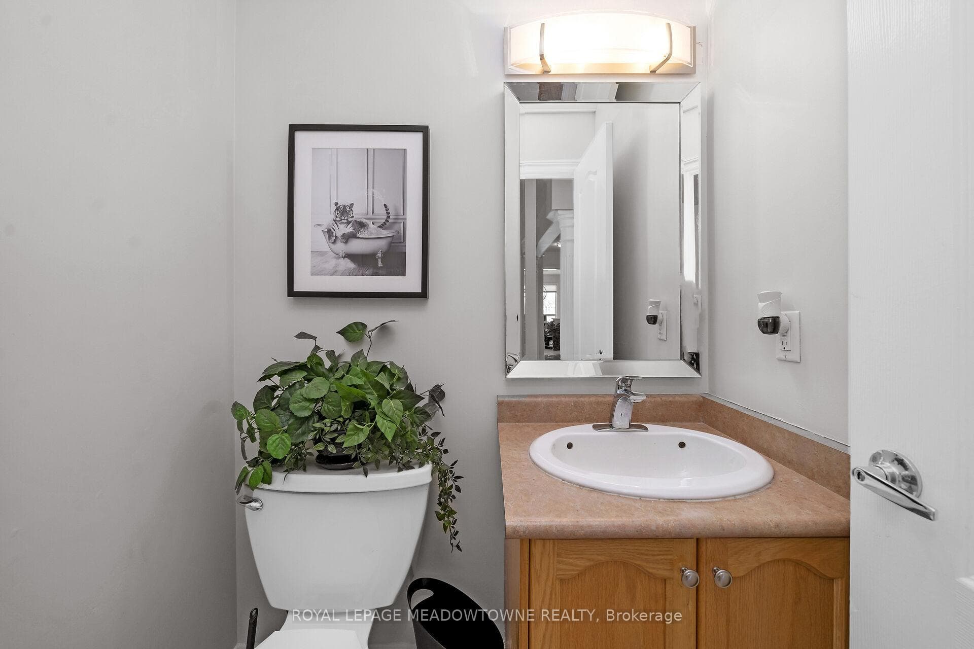 347 Ellwood Dr W 2 piece washroom