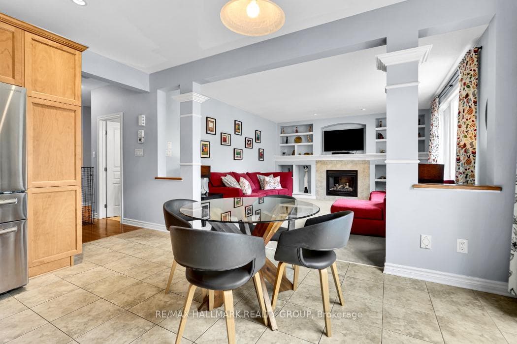 Bright and suuny breakfast room.