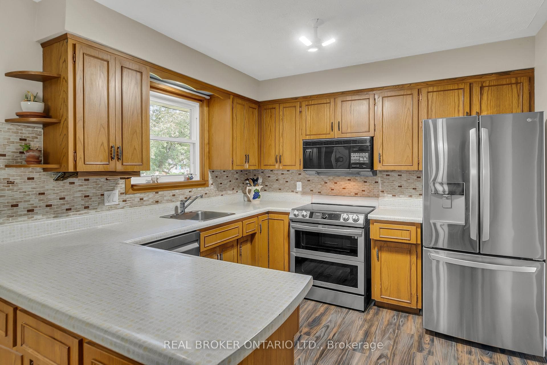 490 Saddler Street photo 15