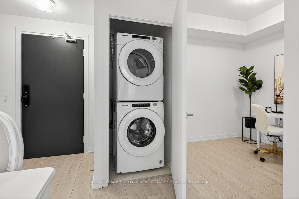 405 Dundas Street Unit 418 photo 19