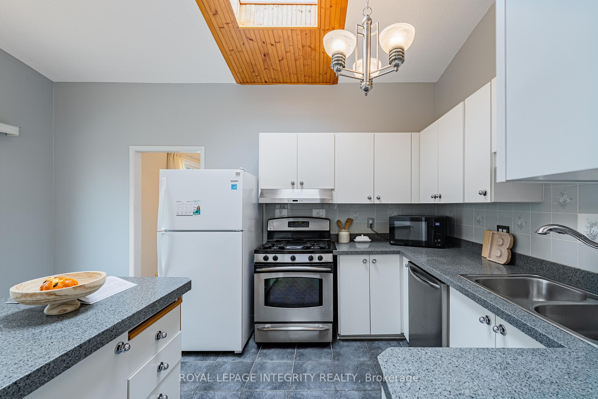 664 Glenhurst Crescent photo 13