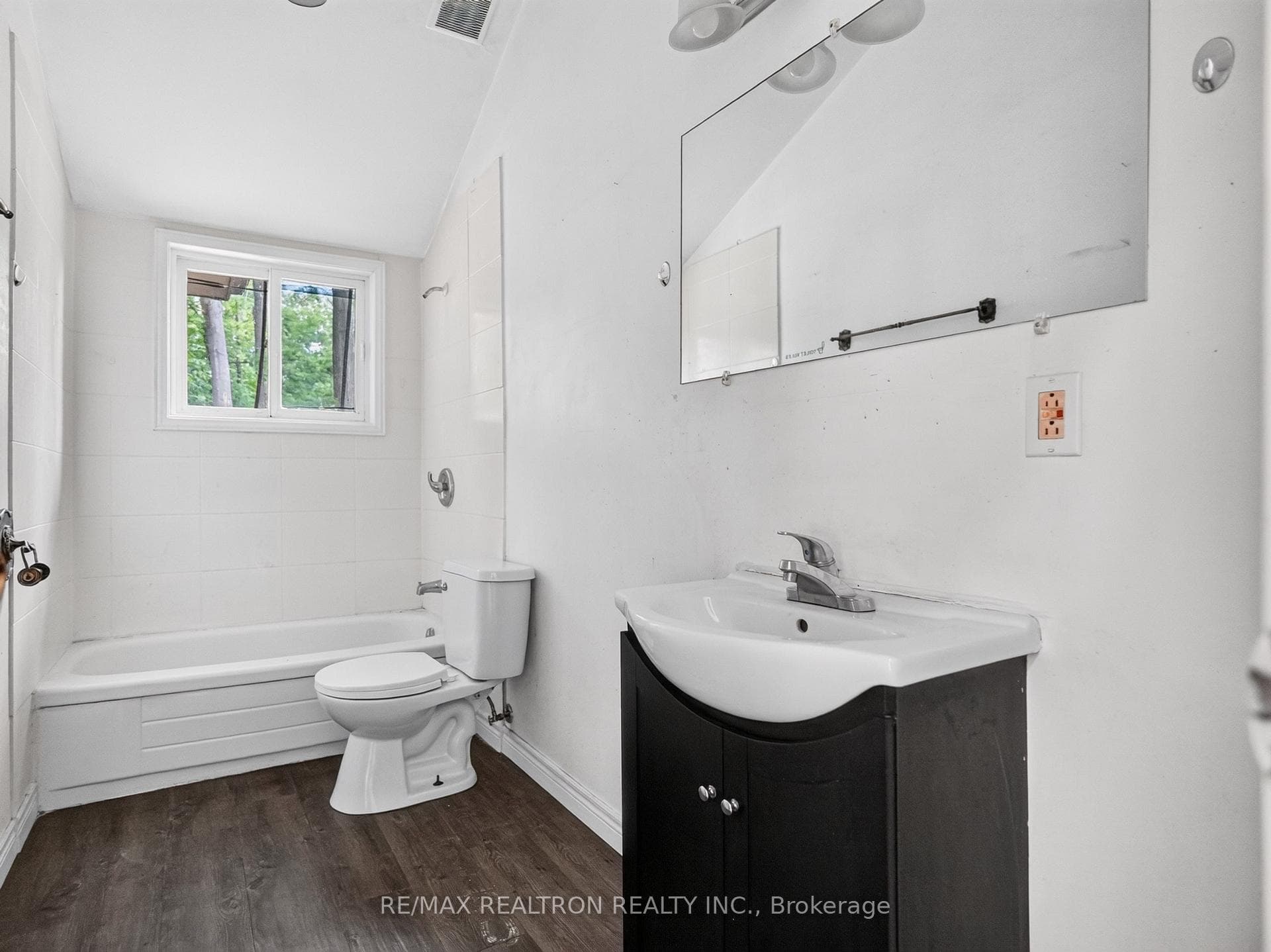 110 Glenwoods Avenue photo 21