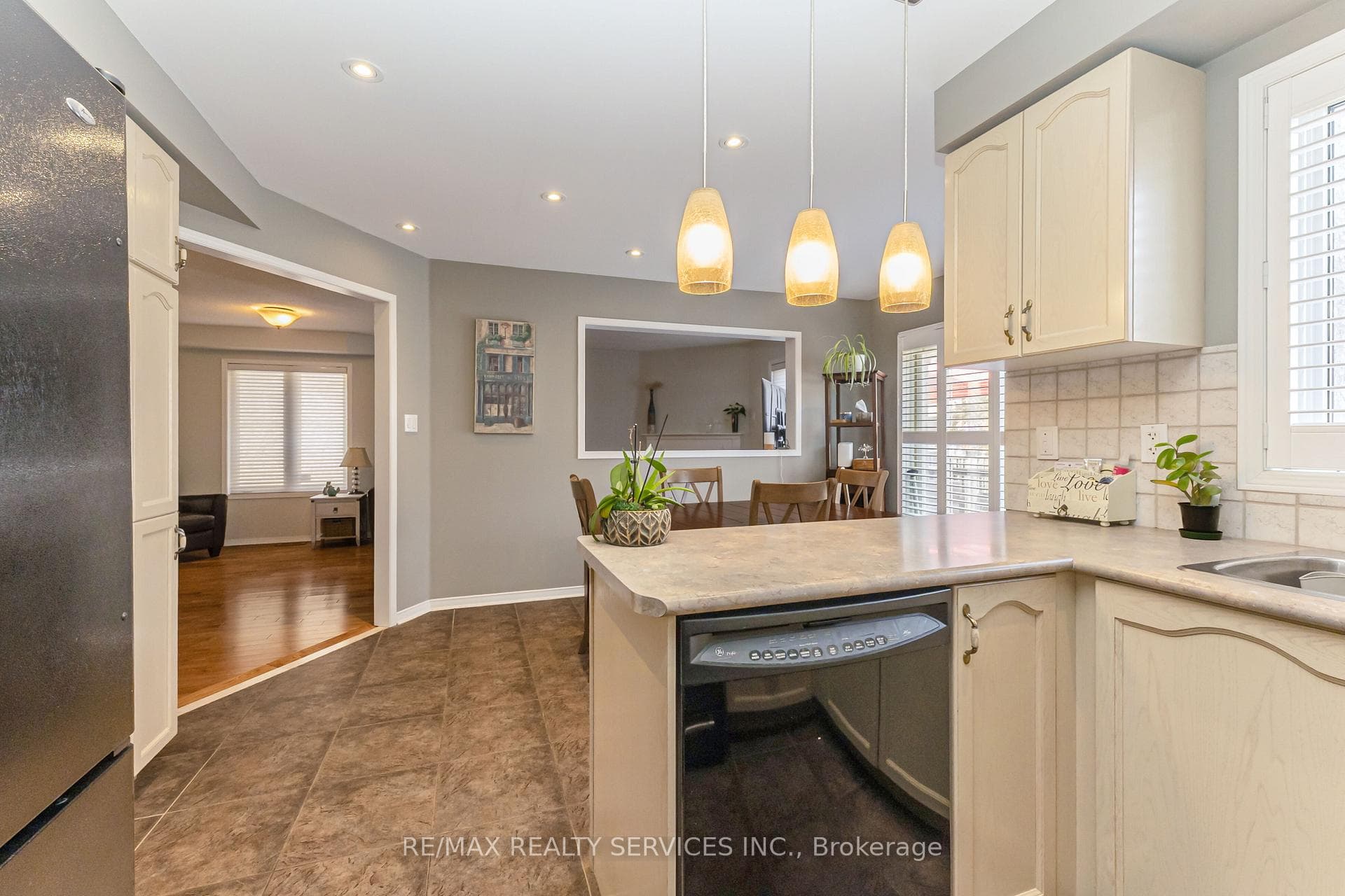 295 Queen Mary Drive photo 13