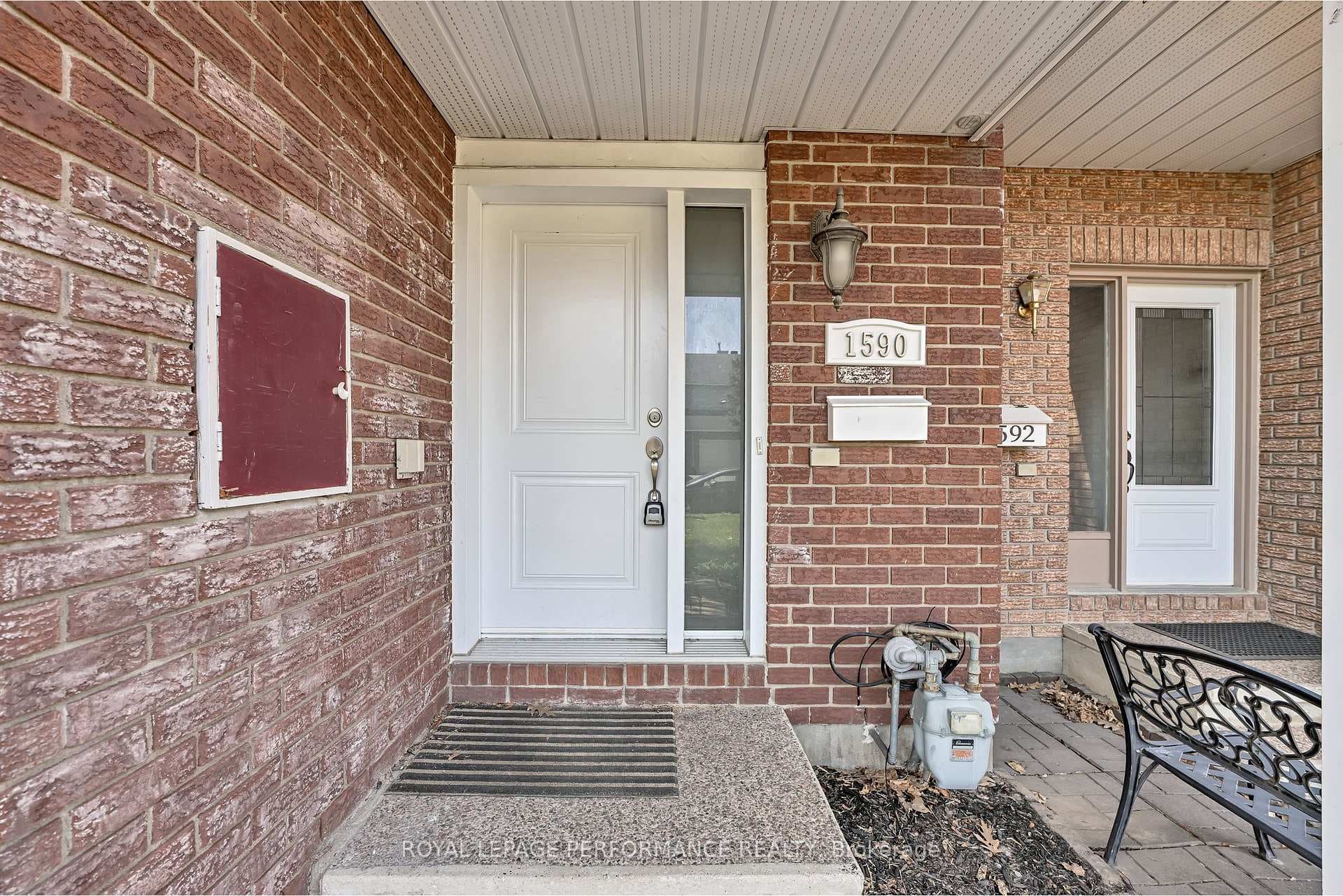 1590 Briarfield Crescent photo 2