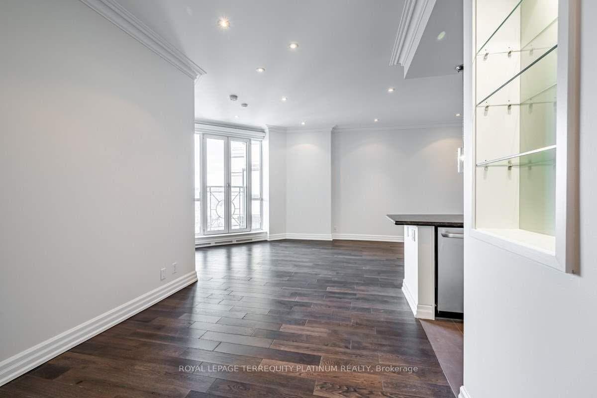 38 Avenue Road Unit 902 photo 4