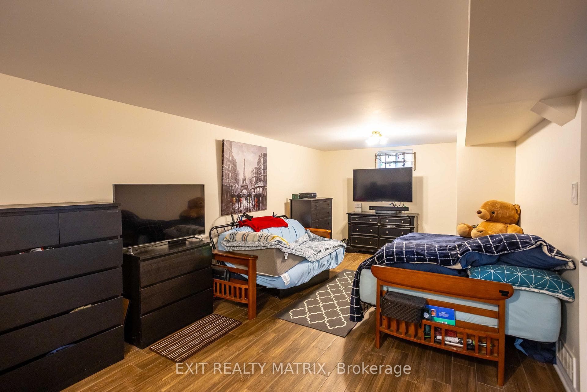 552 Dunbrack Street photo 29