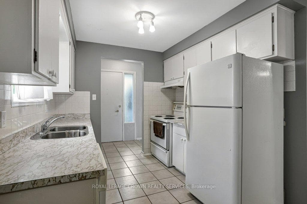104 Strathcona Crescent photo 5