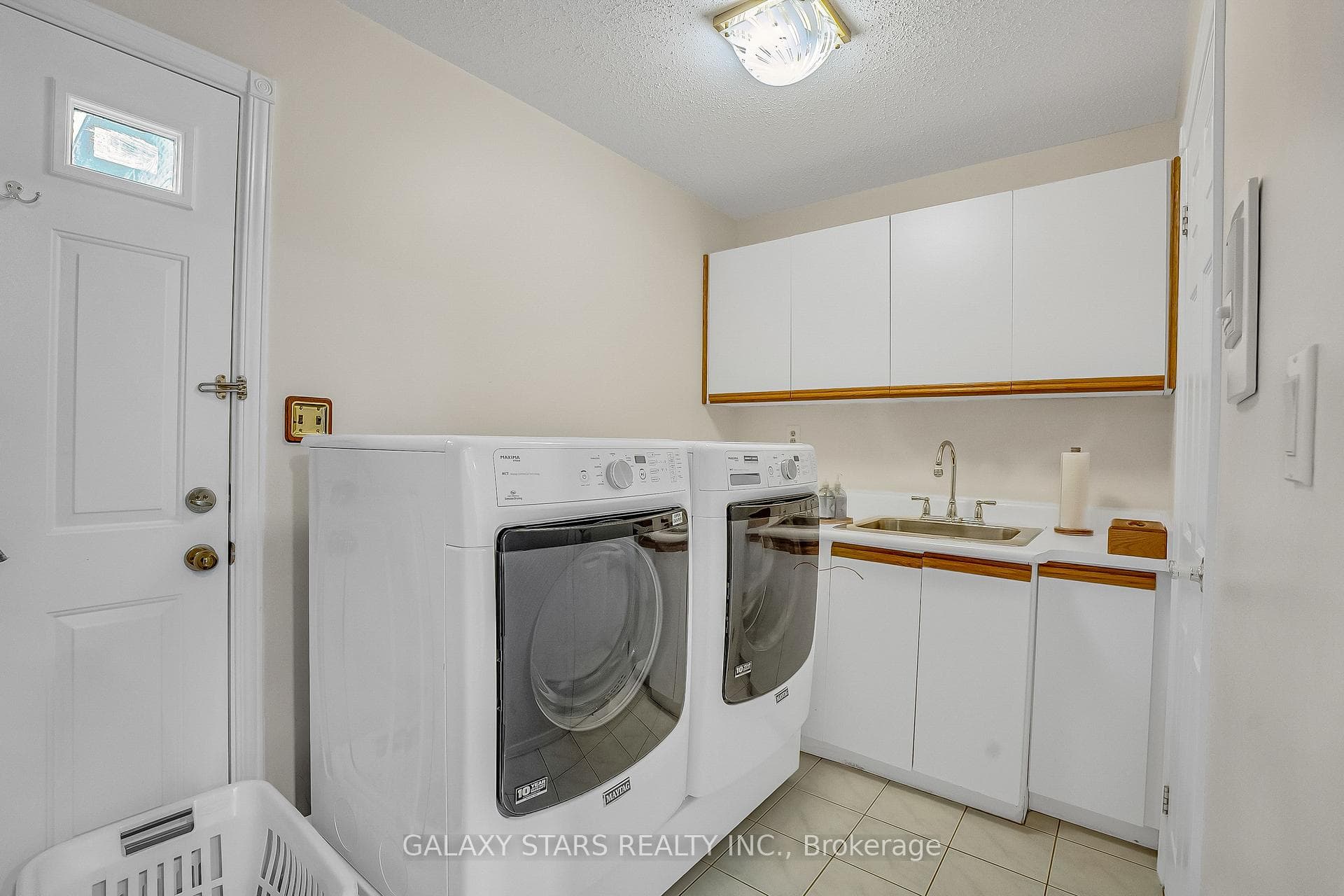 642 Sheppard Avenue photo 17