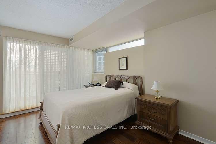 1040 The Queensway Avenue Unit 419 photo 21