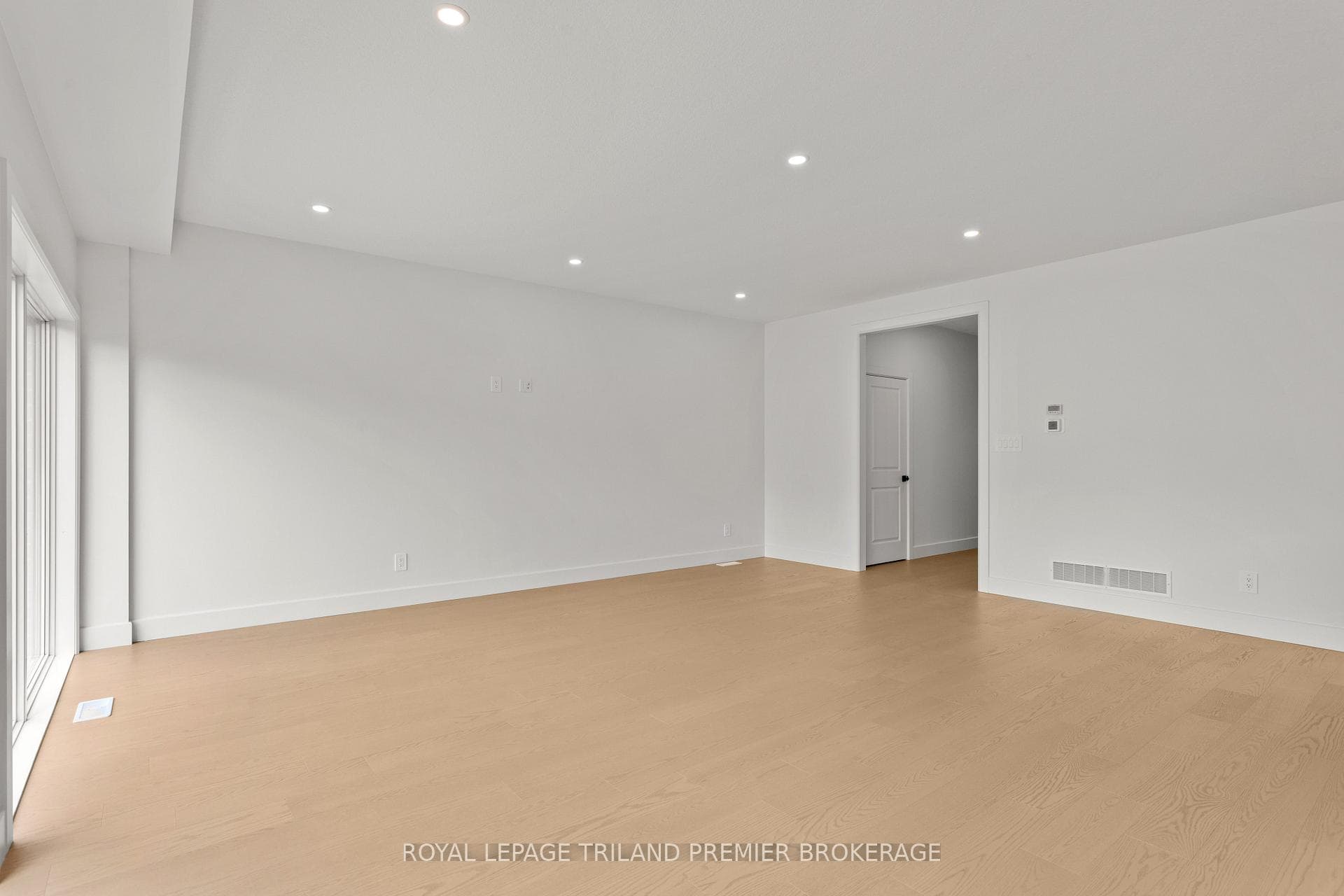 262 HESSELMAN Crescent photo 7