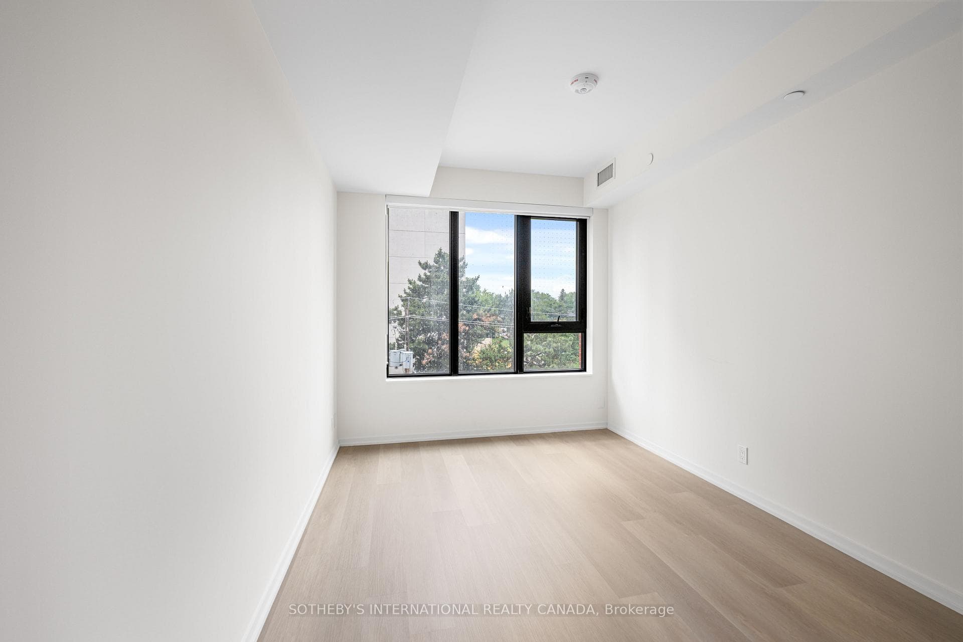 109 Erskine Avenue Unit 403 photo 11
