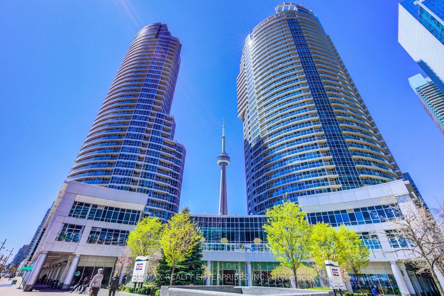 208 Queens Quay Unit 810 photo 1