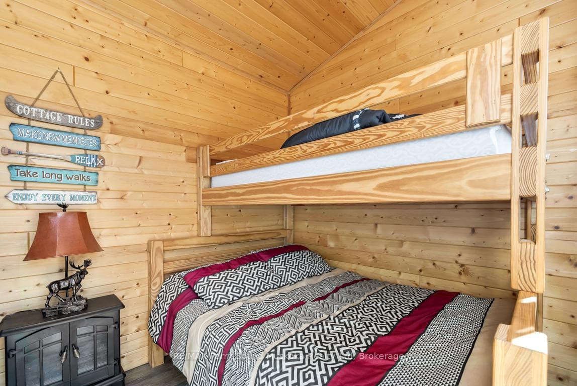Cozy pine bunkie sleeps 5