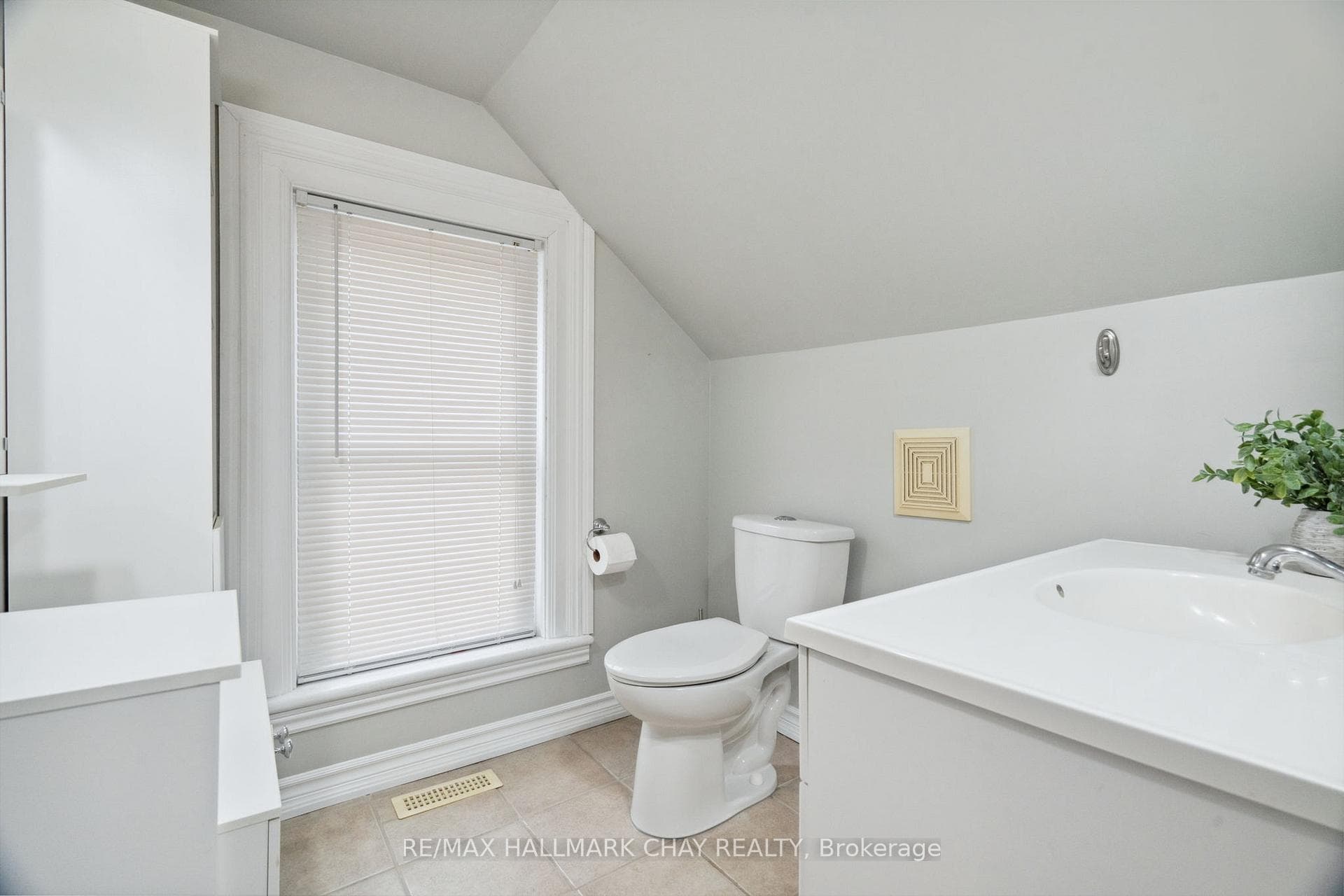 2088 Victoria Street photo 26
