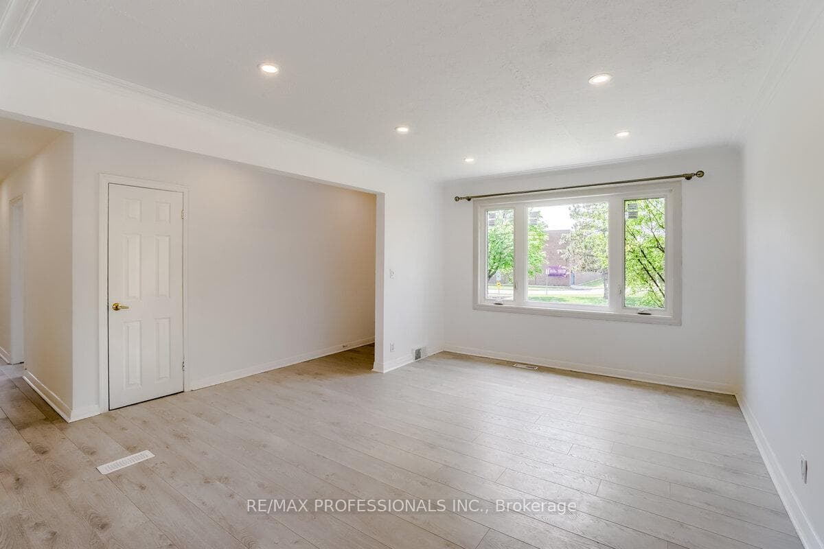 351 Maurice Drive photo 4