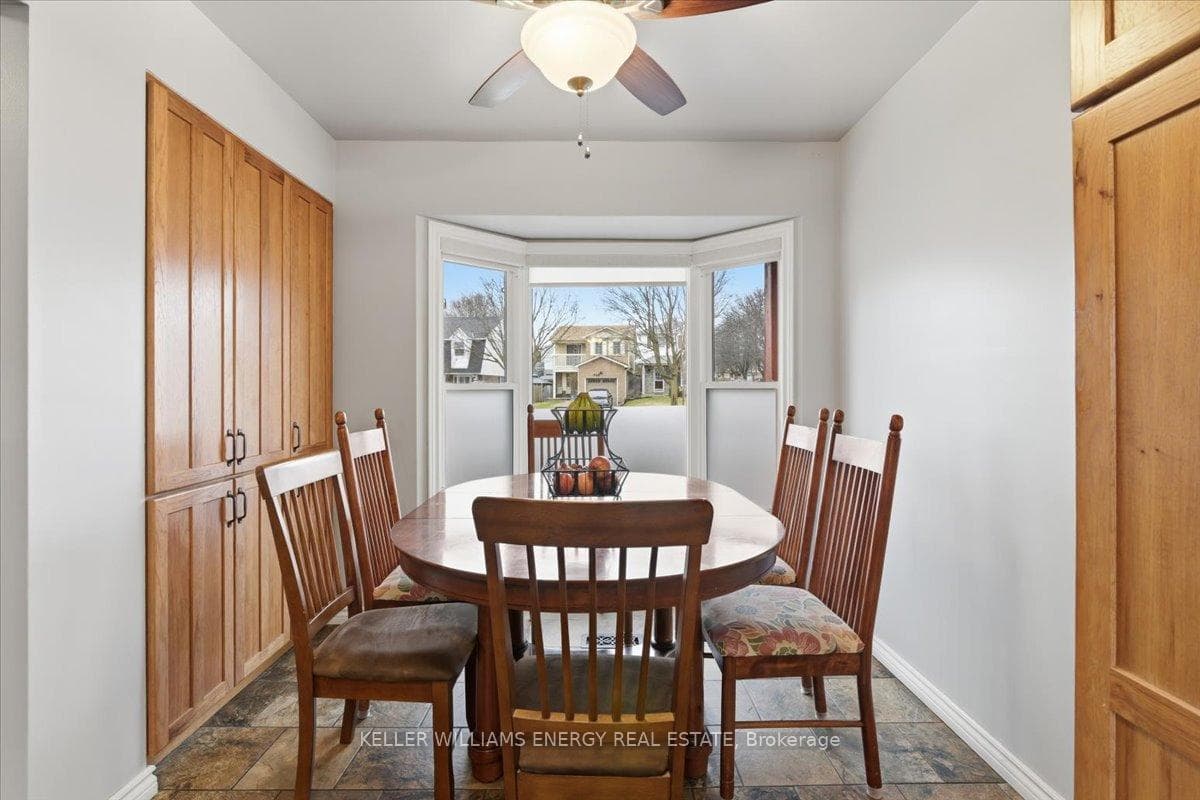 751 Bennett Crescent photo 9