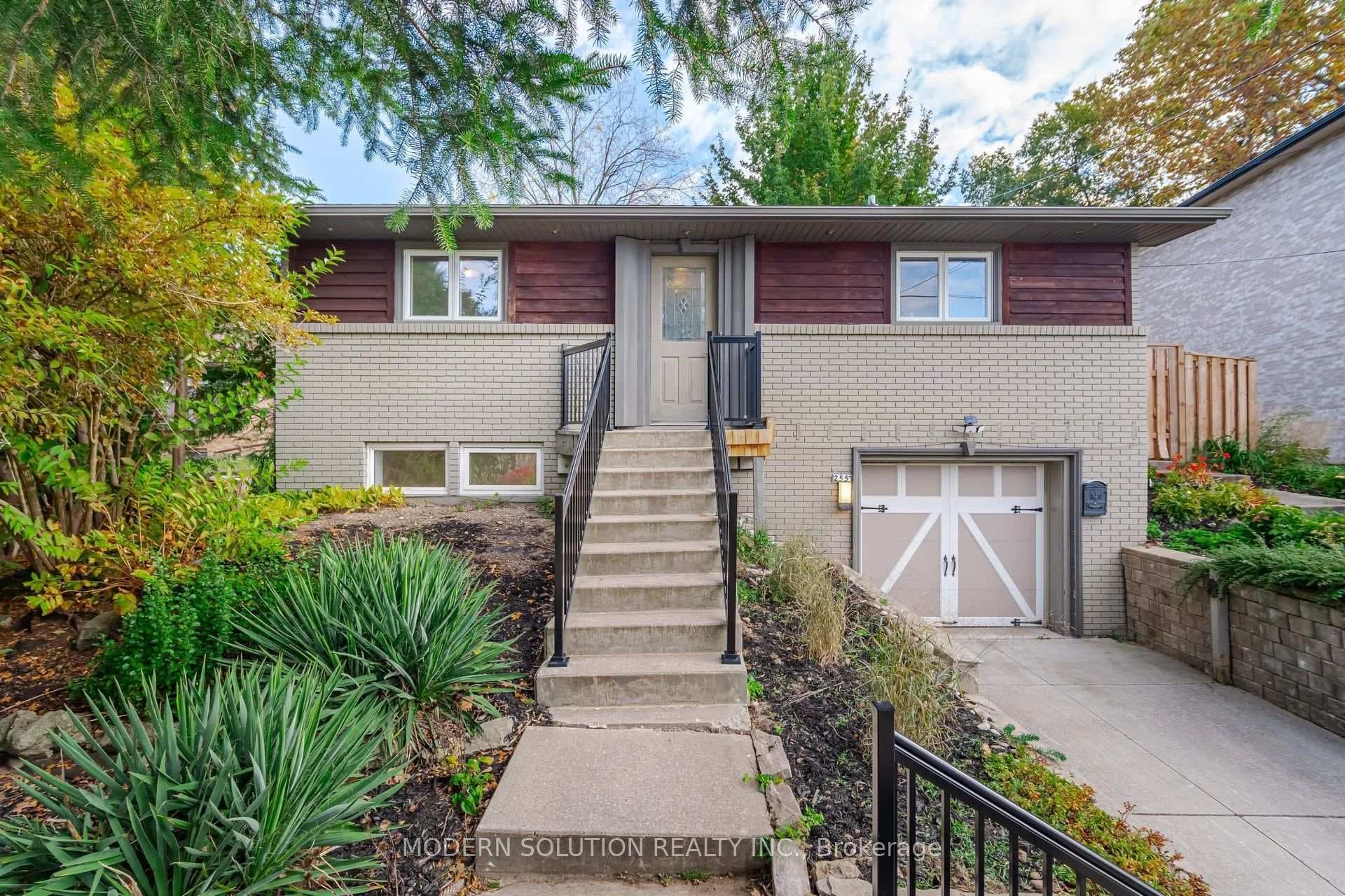 2557 Mindemoya Road photo 1