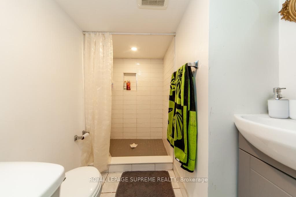 95 Silverthorn Avenue photo 38