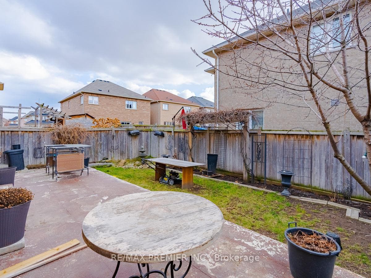 729 Sauve Street photo 31