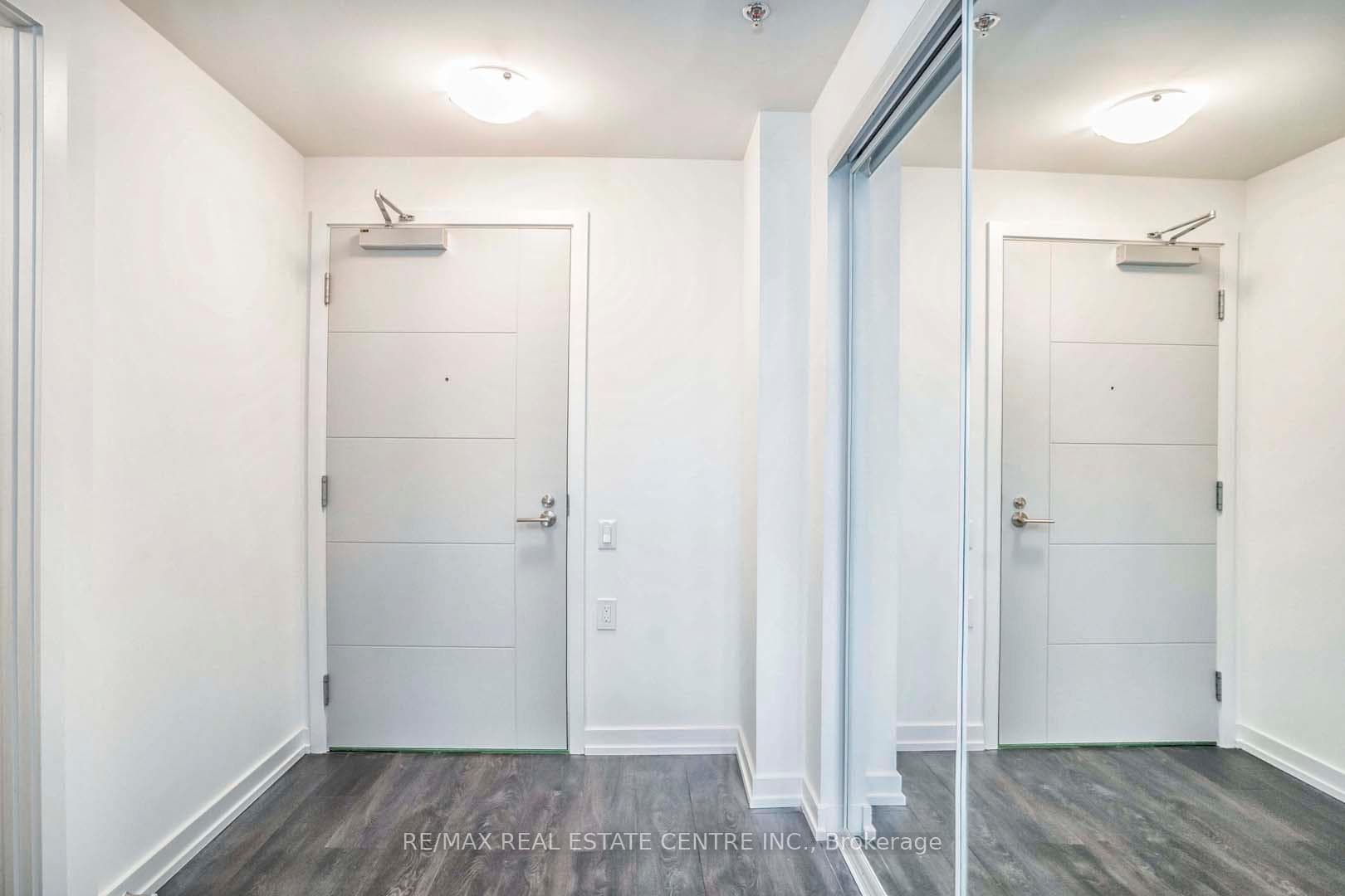 203 College Street Unit 2406 photo 2
