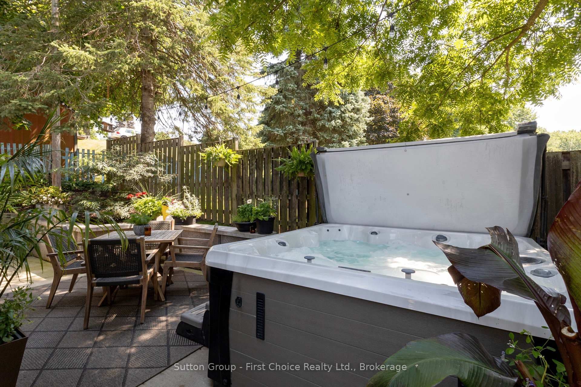 293 Wellington Street photo 35